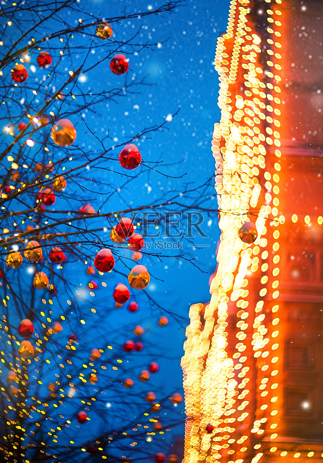 发光的圣诞树与球出焦点的街道和圣诞灯照片摄影图片