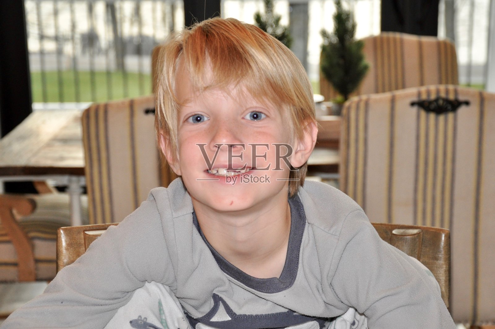 孩子在家做作业照片摄影图片