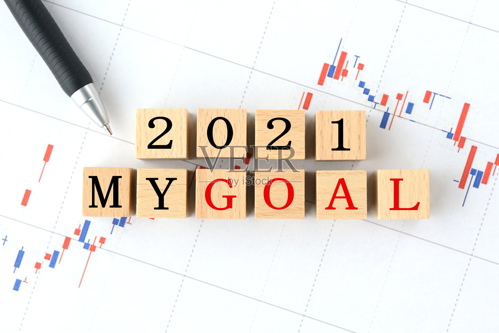 木块与2021年我的目标词在股票图表照片摄影图片