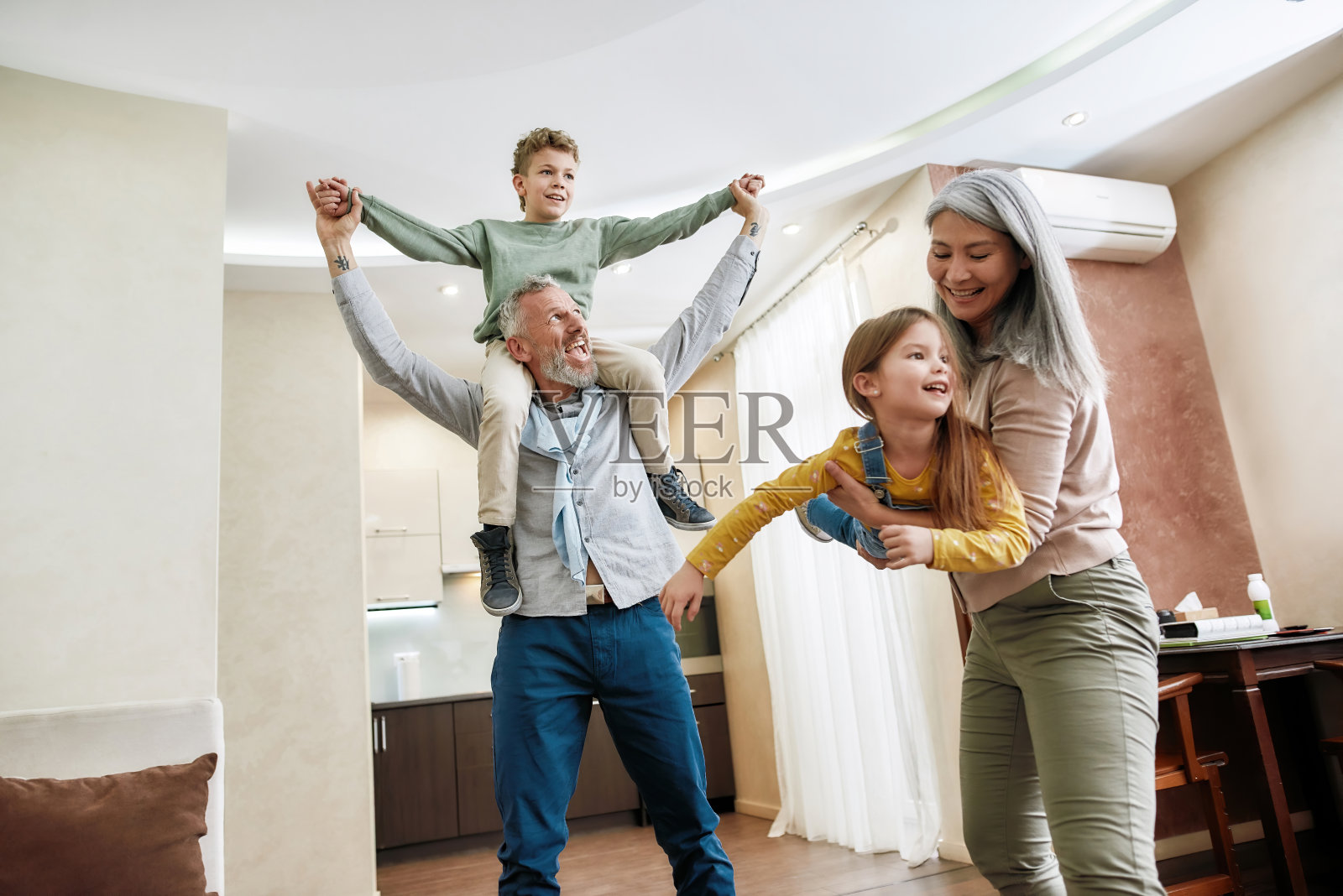 爷爷奶奶在家里和孩子们一起玩,一起玩得开心照片摄影图片