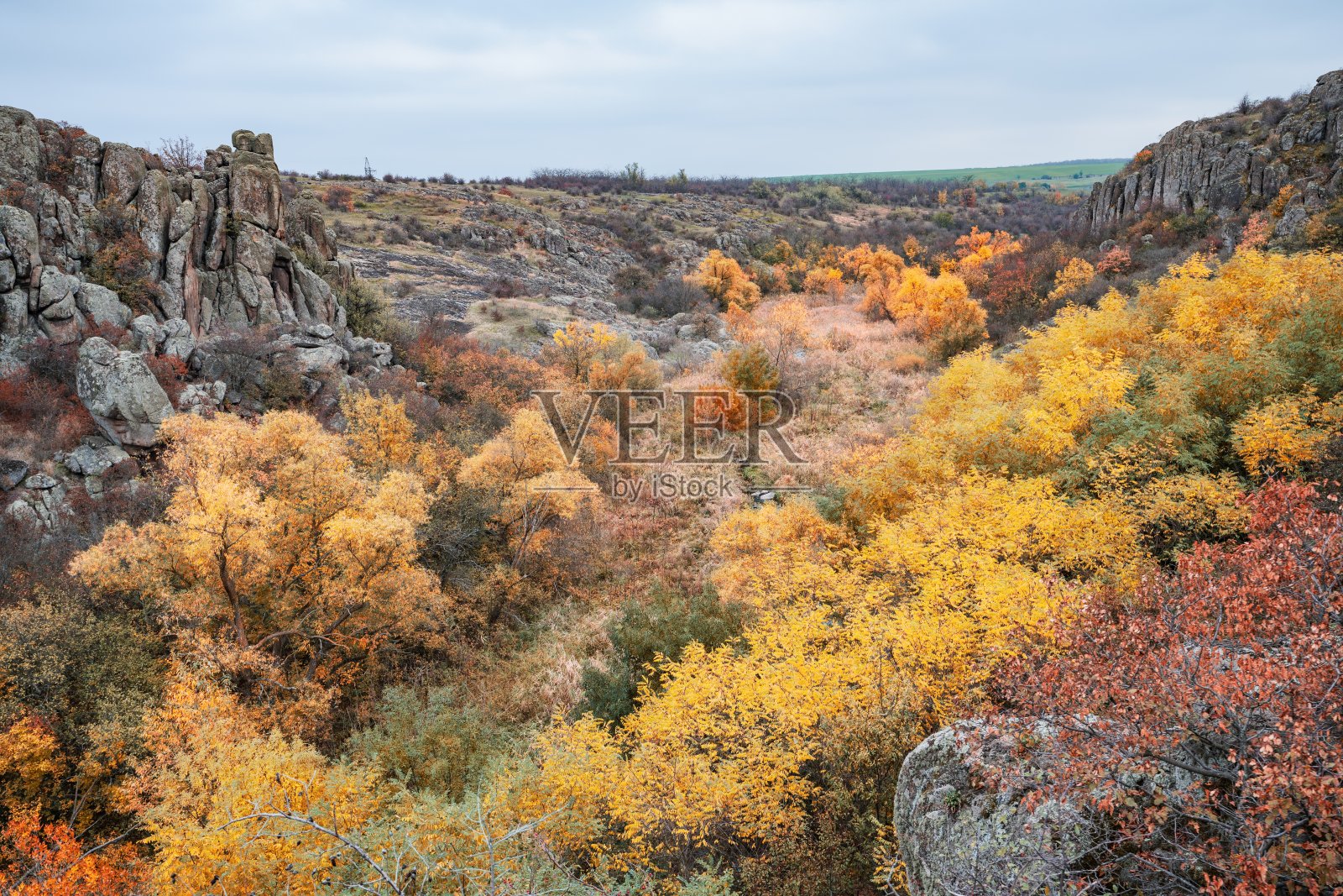 乌克兰的阿克托夫斯基峡谷环绕着巨大的巨石照片摄影图片