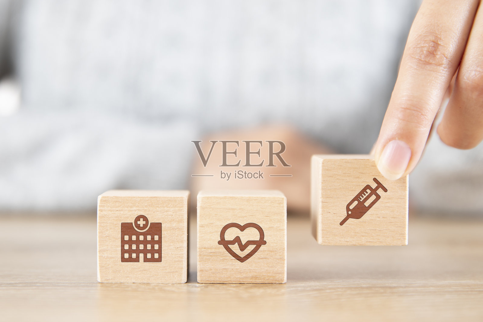 一名妇女正在整理木块上的医疗保健图标照片摄影图片