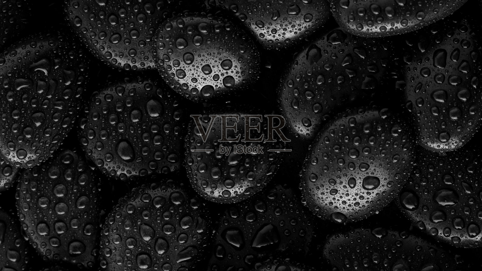 黑色的石头。岩石背景和水滴照片摄影图片