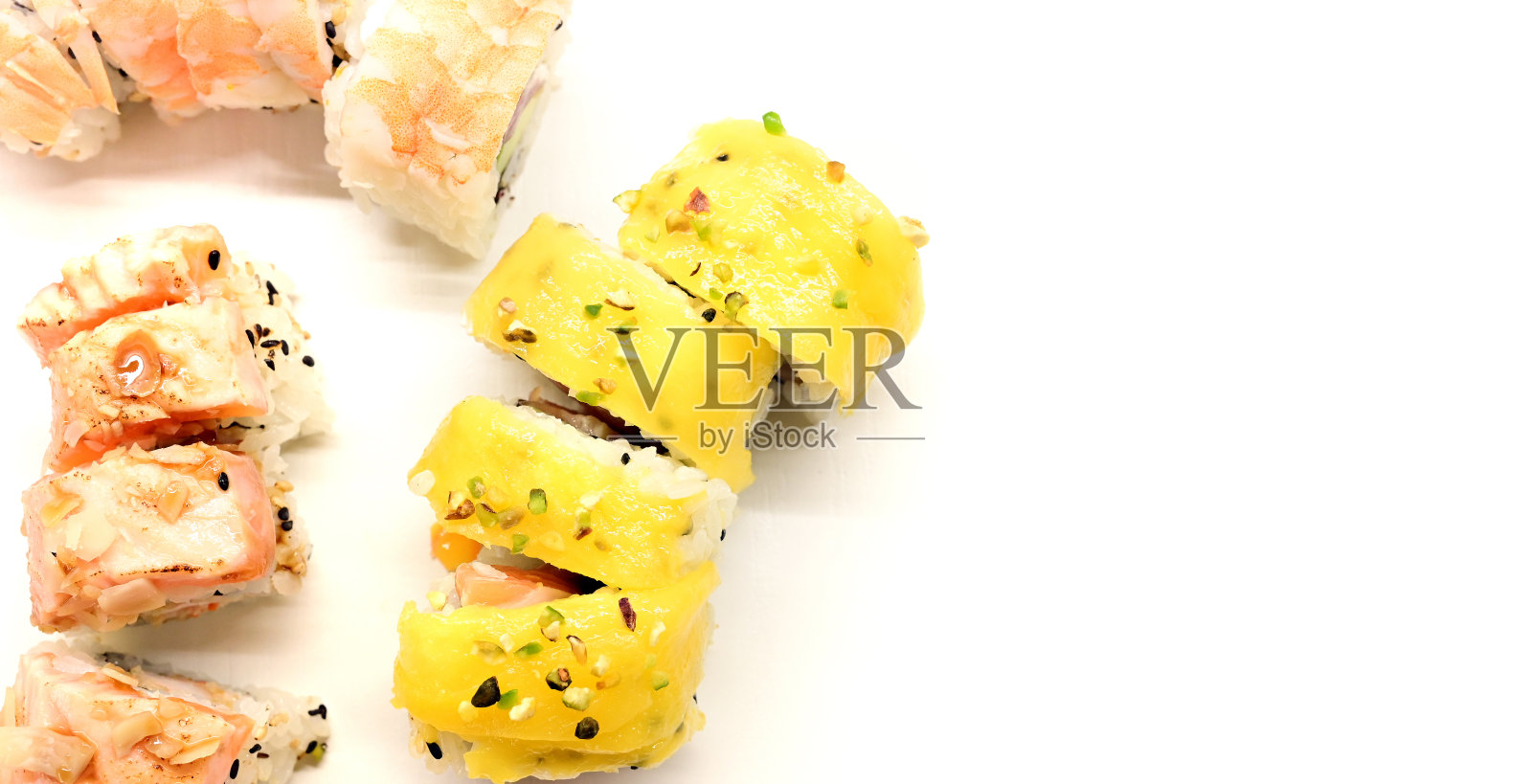 黄色寿司卷在白色背景与复制空间文本。照片摄影图片