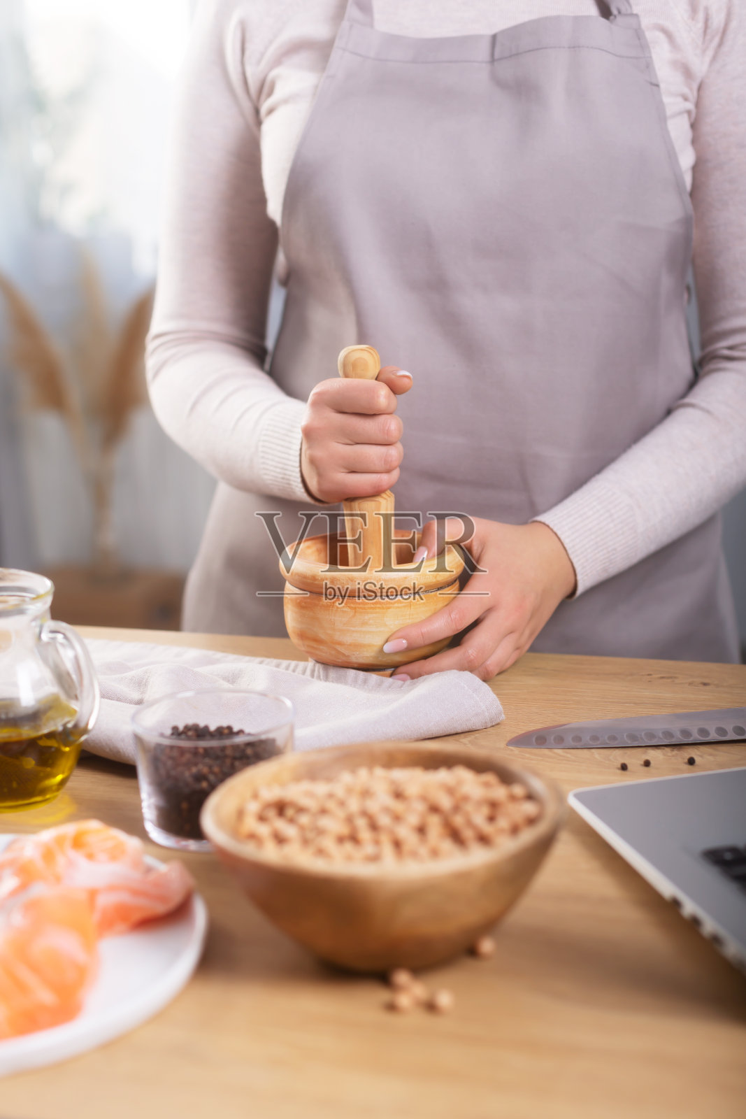 女人烹饪用电脑观看虚拟烹饪课照片摄影图片