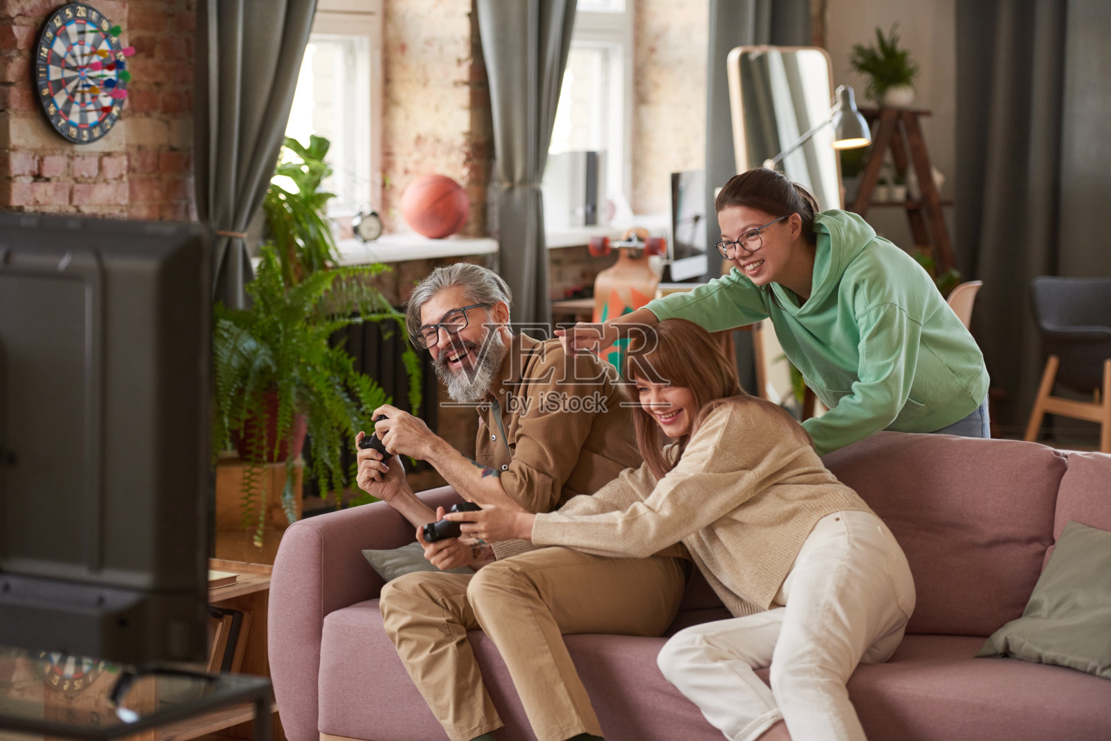 家人在家里玩得开心照片摄影图片