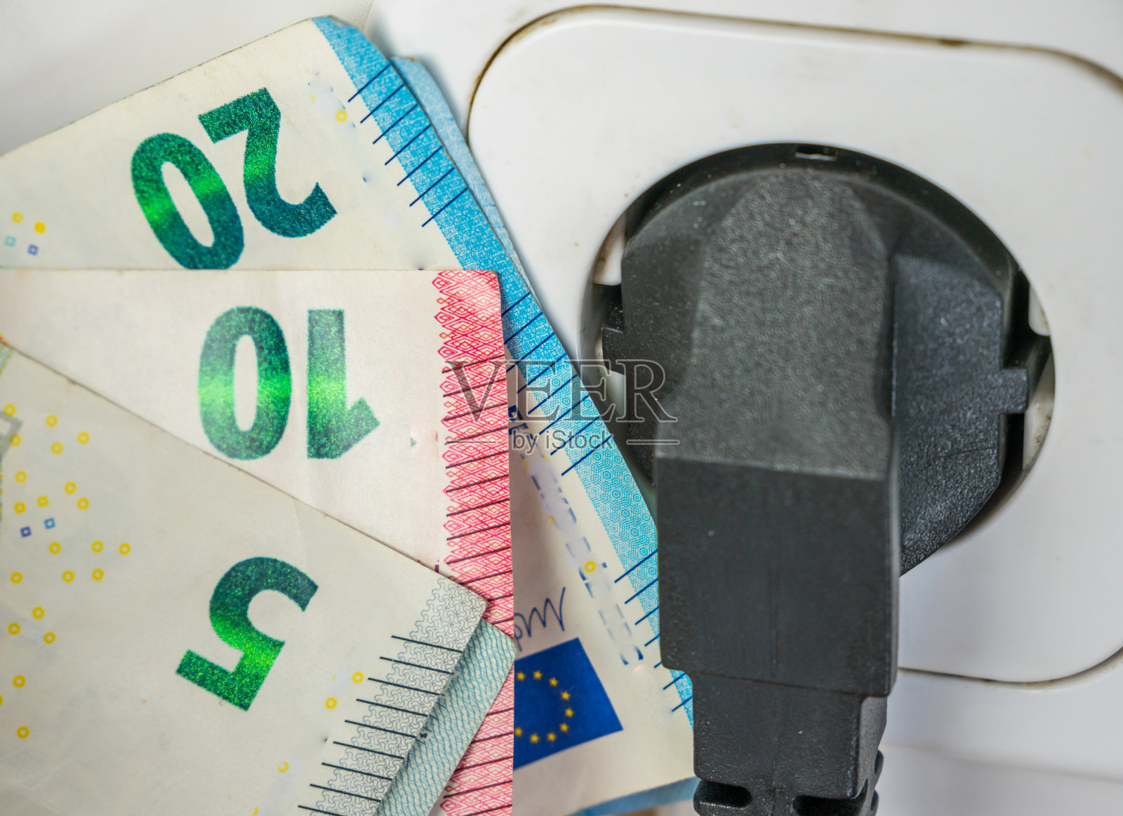 插头与插座和欧元钞票照片摄影图片