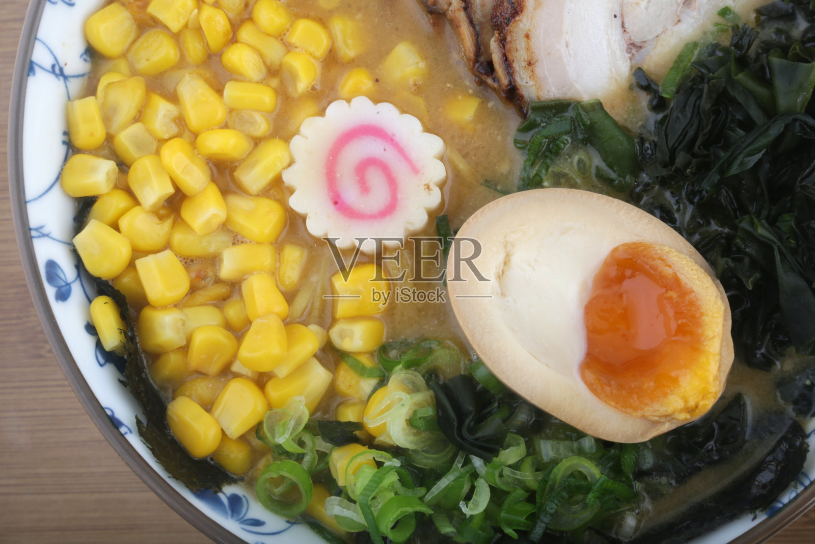 典型的日本汤叫做拉面照片摄影图片