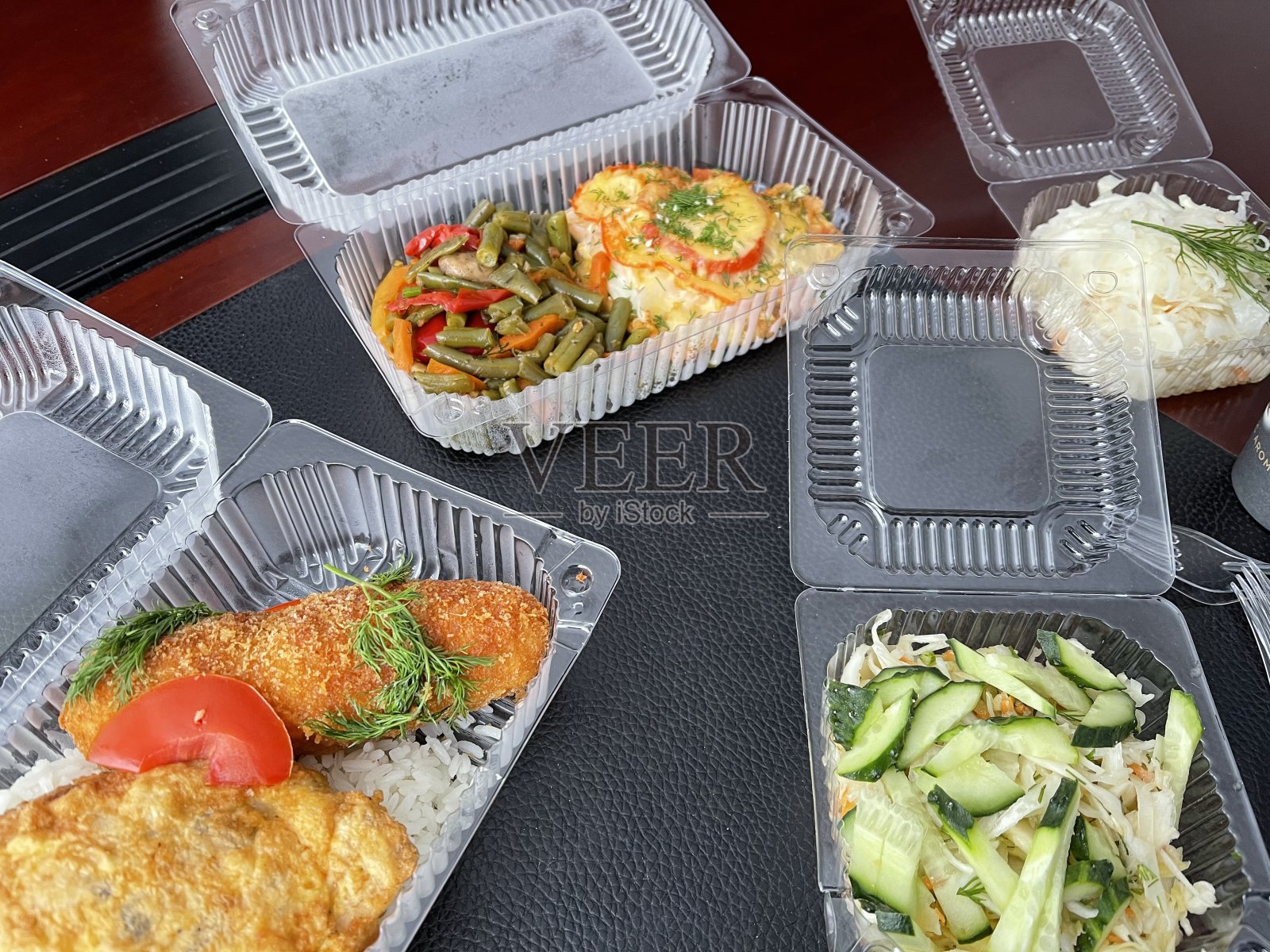 隔离期间的盒饭和咖啡。新型冠状病毒肺炎Covid-20照片摄影图片