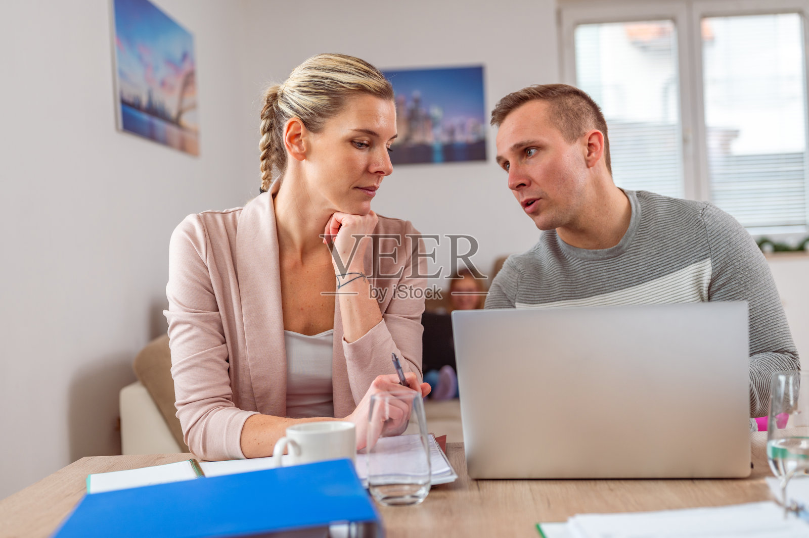 年轻夫妇在家工作照片摄影图片