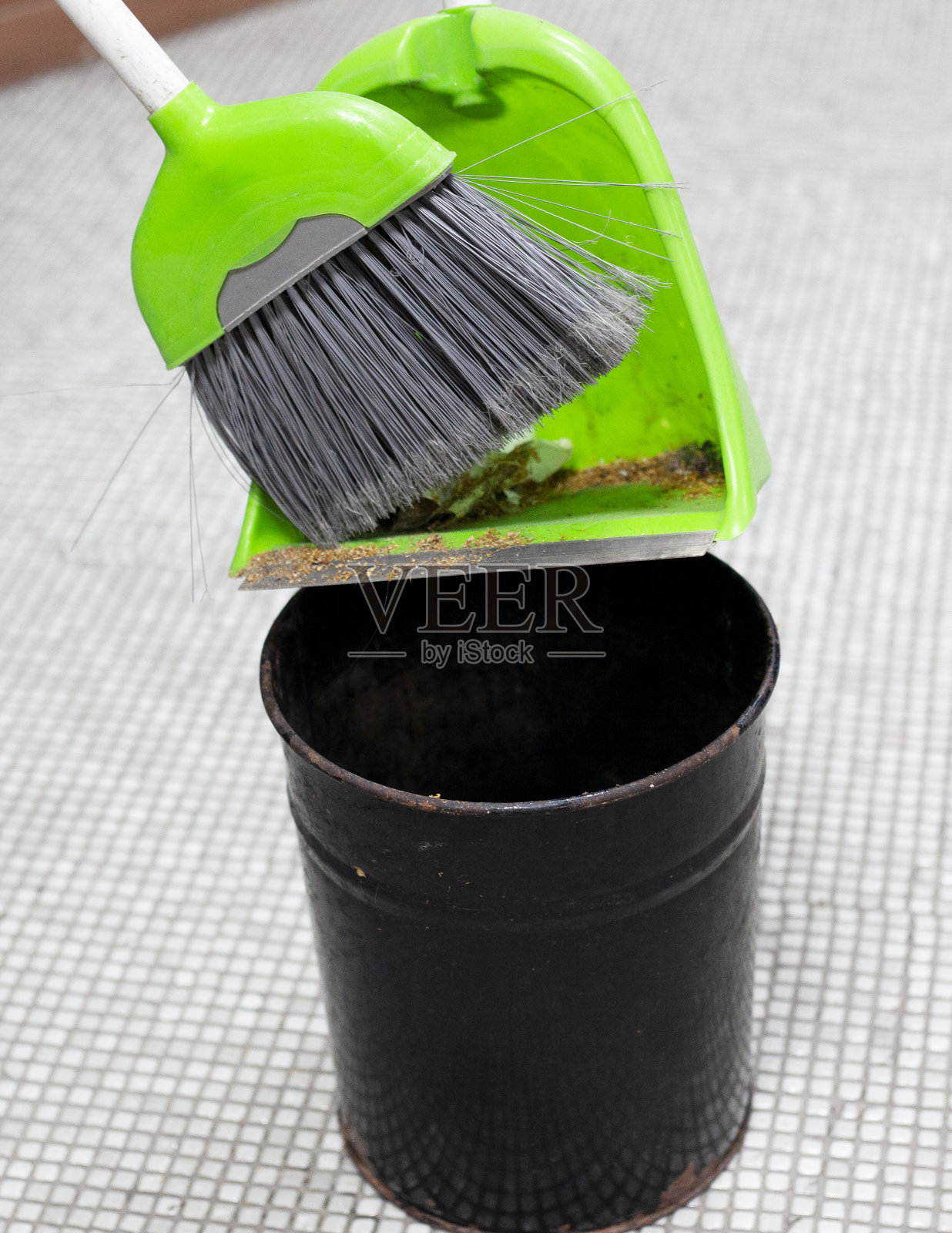 用刷子和簸箕清理地砖上的灰尘照片摄影图片