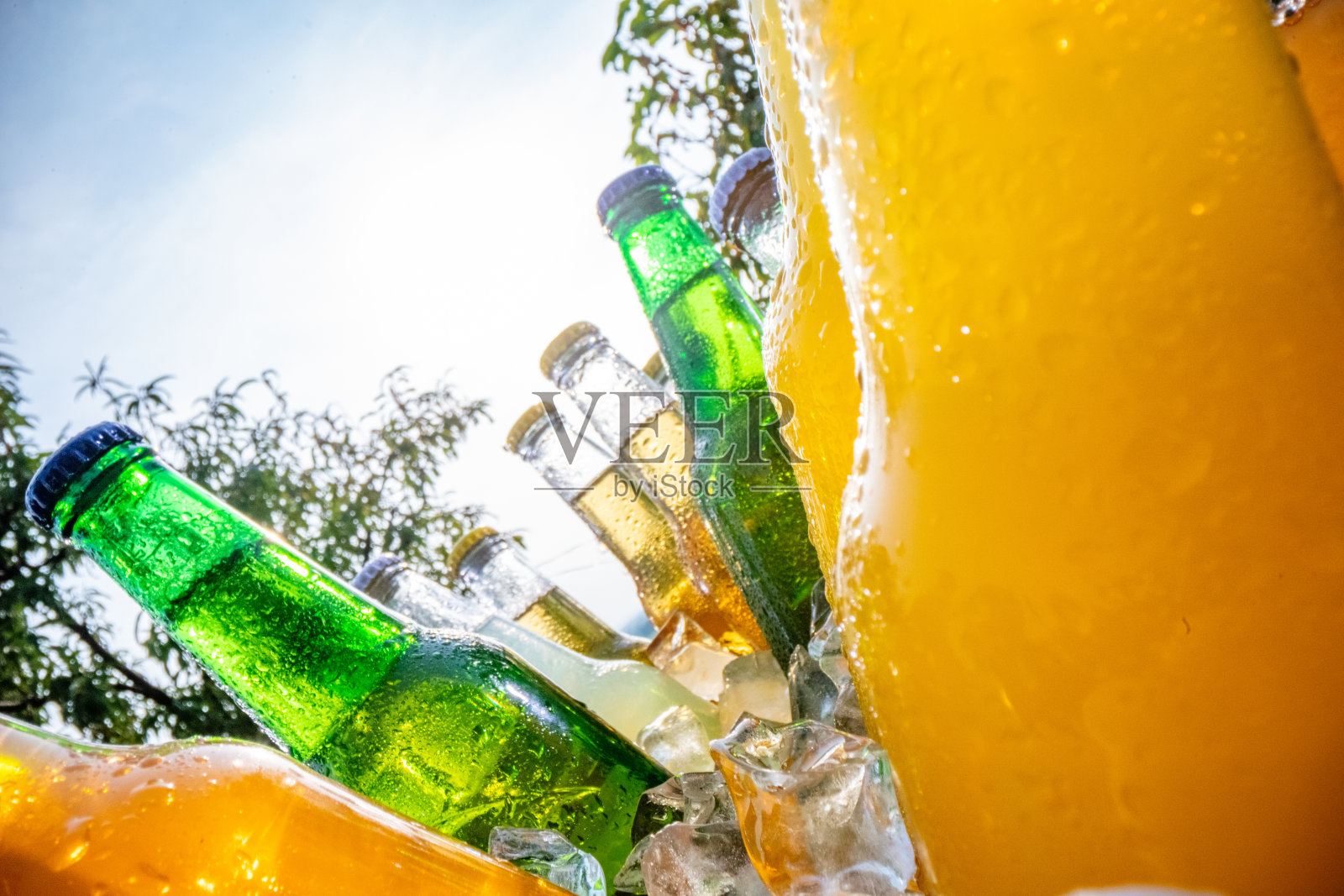 加冰块的清凉饮料照片摄影图片