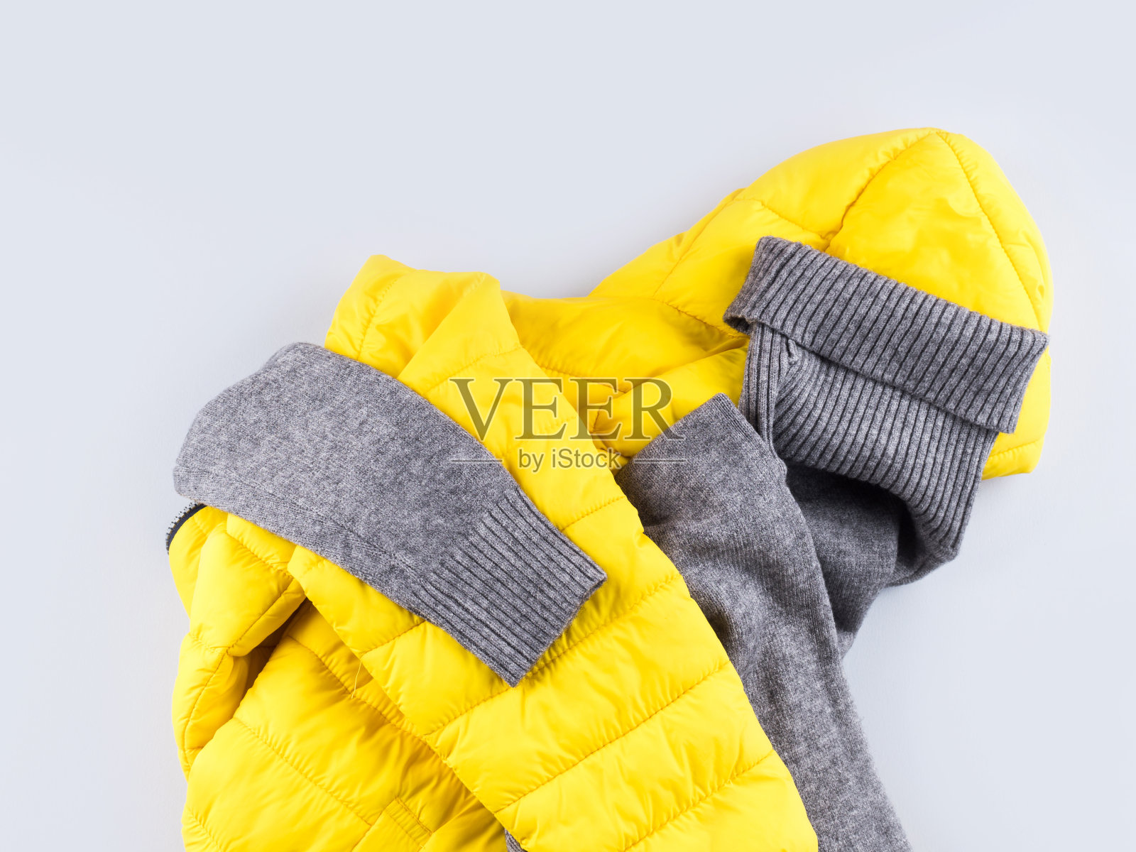 时尚套装灰色高领与黄色夹克照片摄影图片