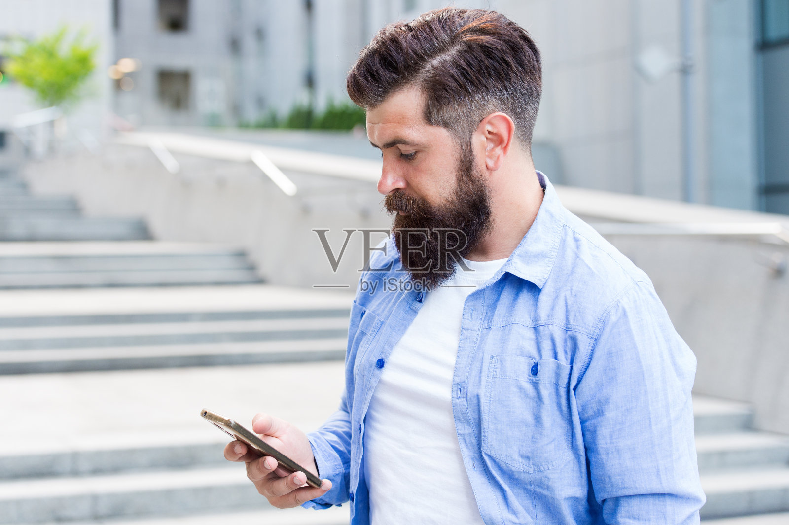 在线聊天。通过智能手机在户外聊天。即时聊天。实时文字聊天室。聊天应用。即时通讯。手机短信。新技术。3 g。4 g。现代生活。移动通信照片摄影图片