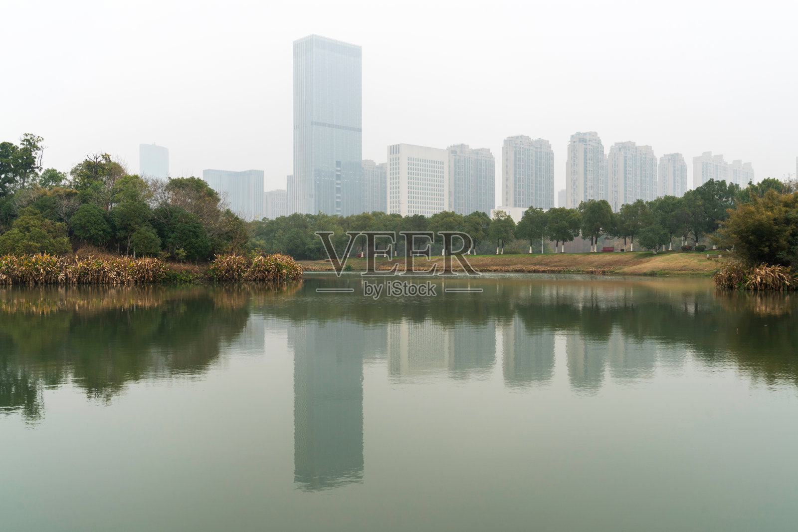 中国湖畔现代办公大楼照片摄影图片