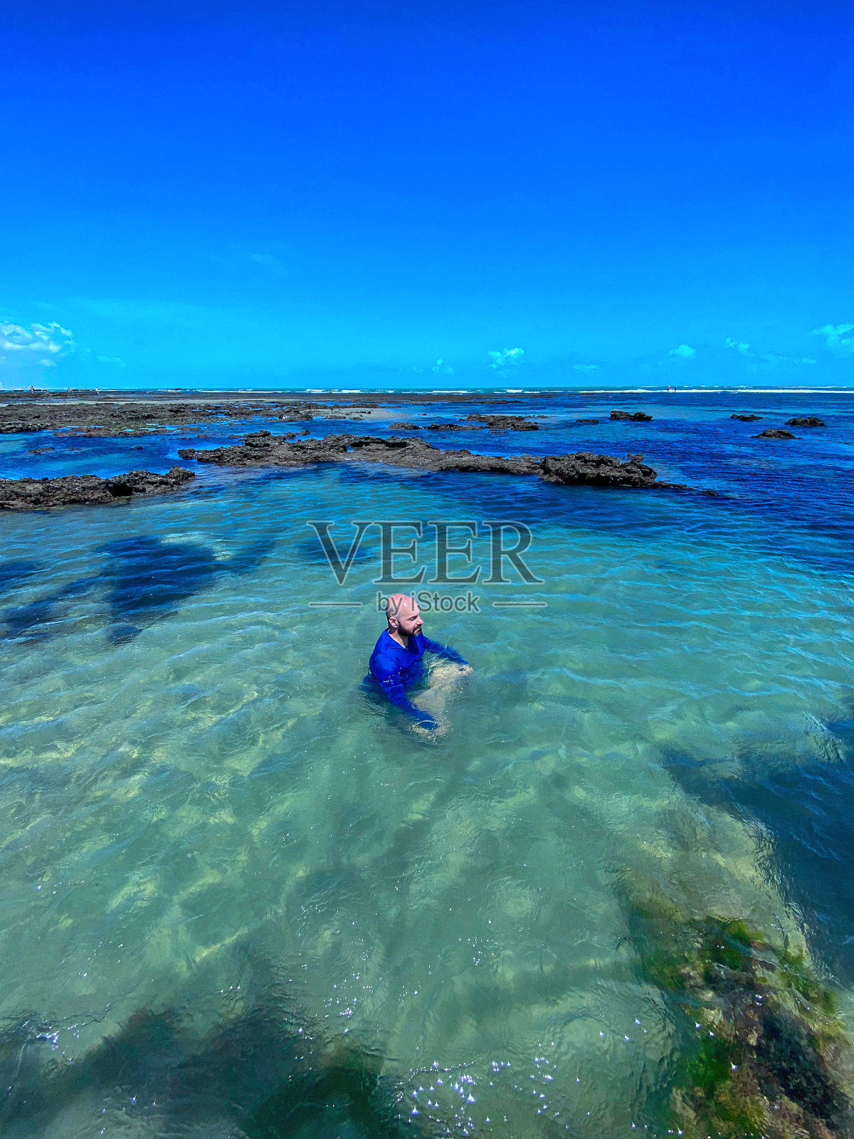 在巴西的一个海滩上捕捉到的蓝色阴影。照片摄影图片