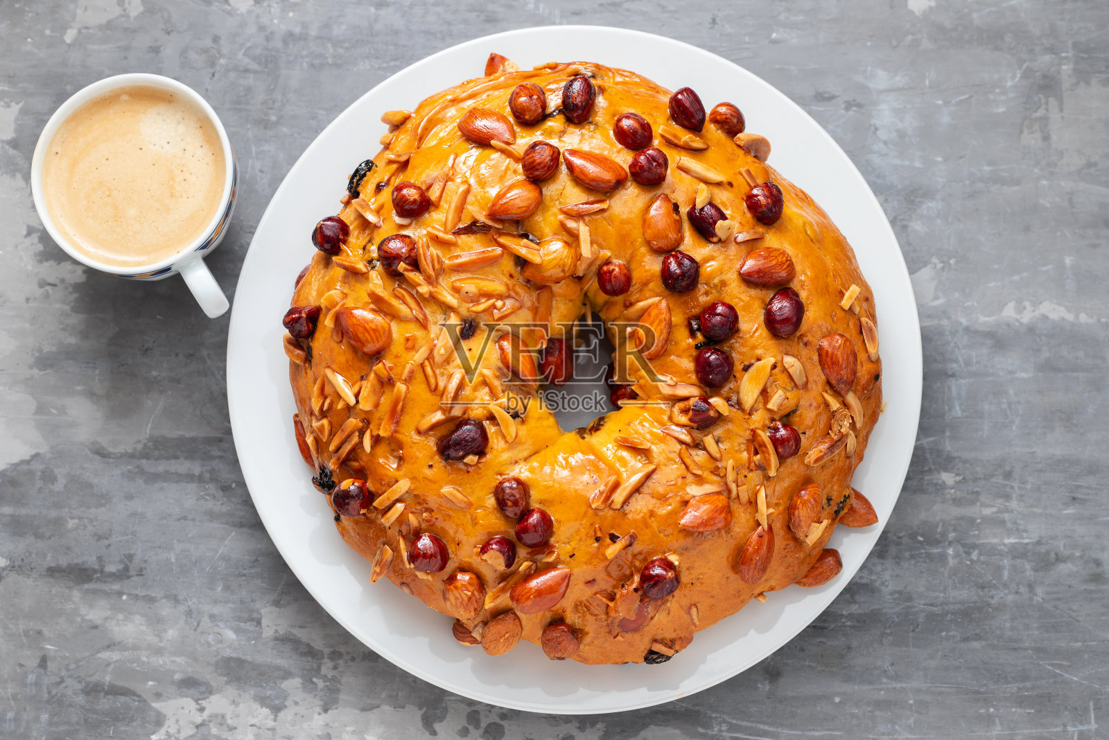 典型的葡萄牙水果蛋糕Bolo rainha在白色的盘子照片摄影图片