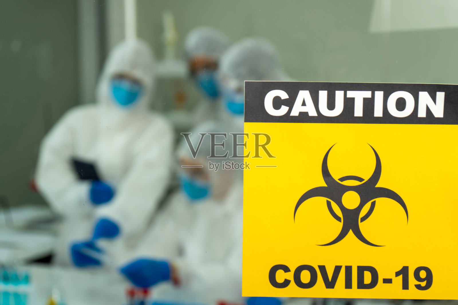 由四名亚洲医学科学家组成的小组穿着个人防护服在实验室处理血液样本。医疗保健理念。病毒大流行的概念。照片摄影图片