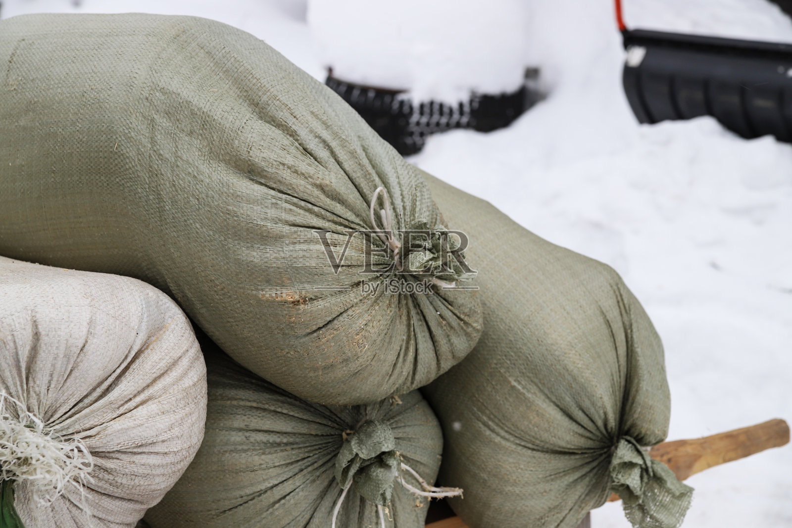 用聚丙烯制成的绿色袋子装在木箱上照片摄影图片