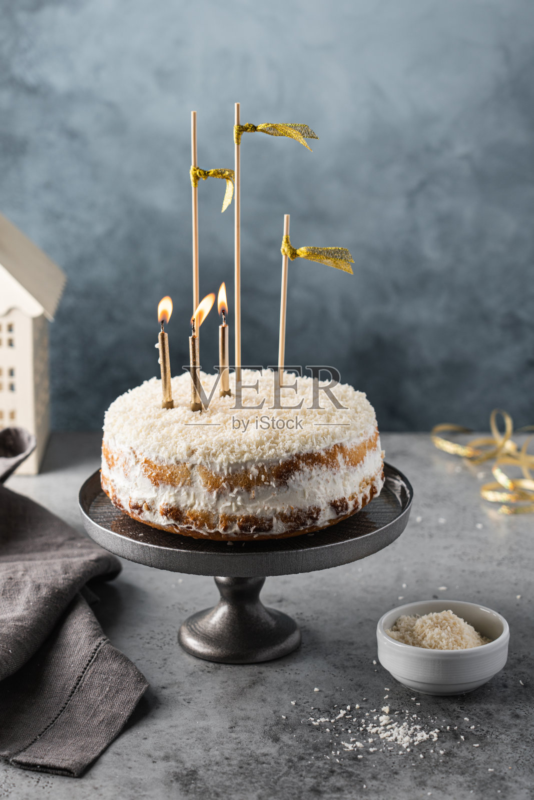 带有蜡烛和装饰的节日蛋糕照片摄影图片