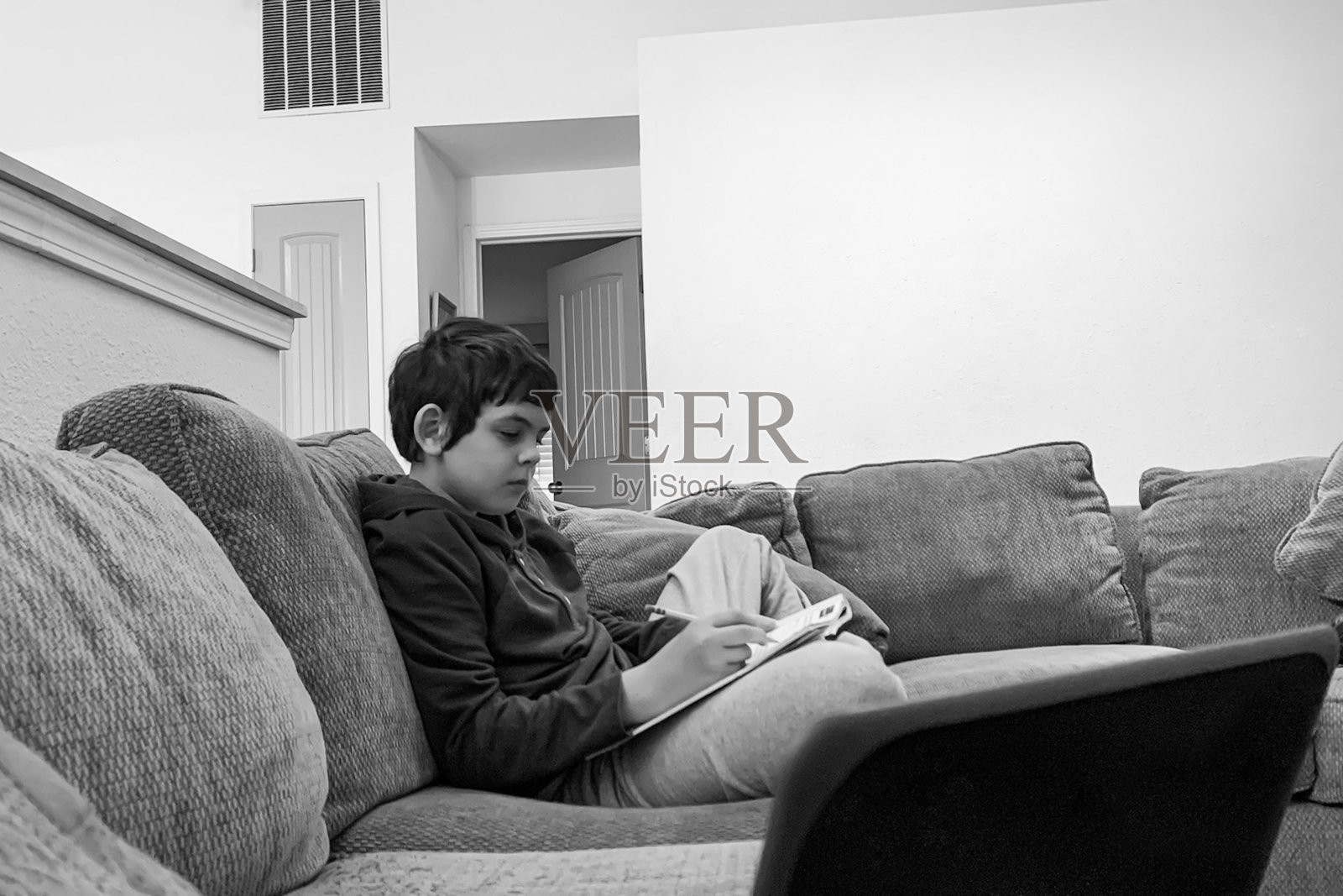 小男孩在家远程学习照片摄影图片