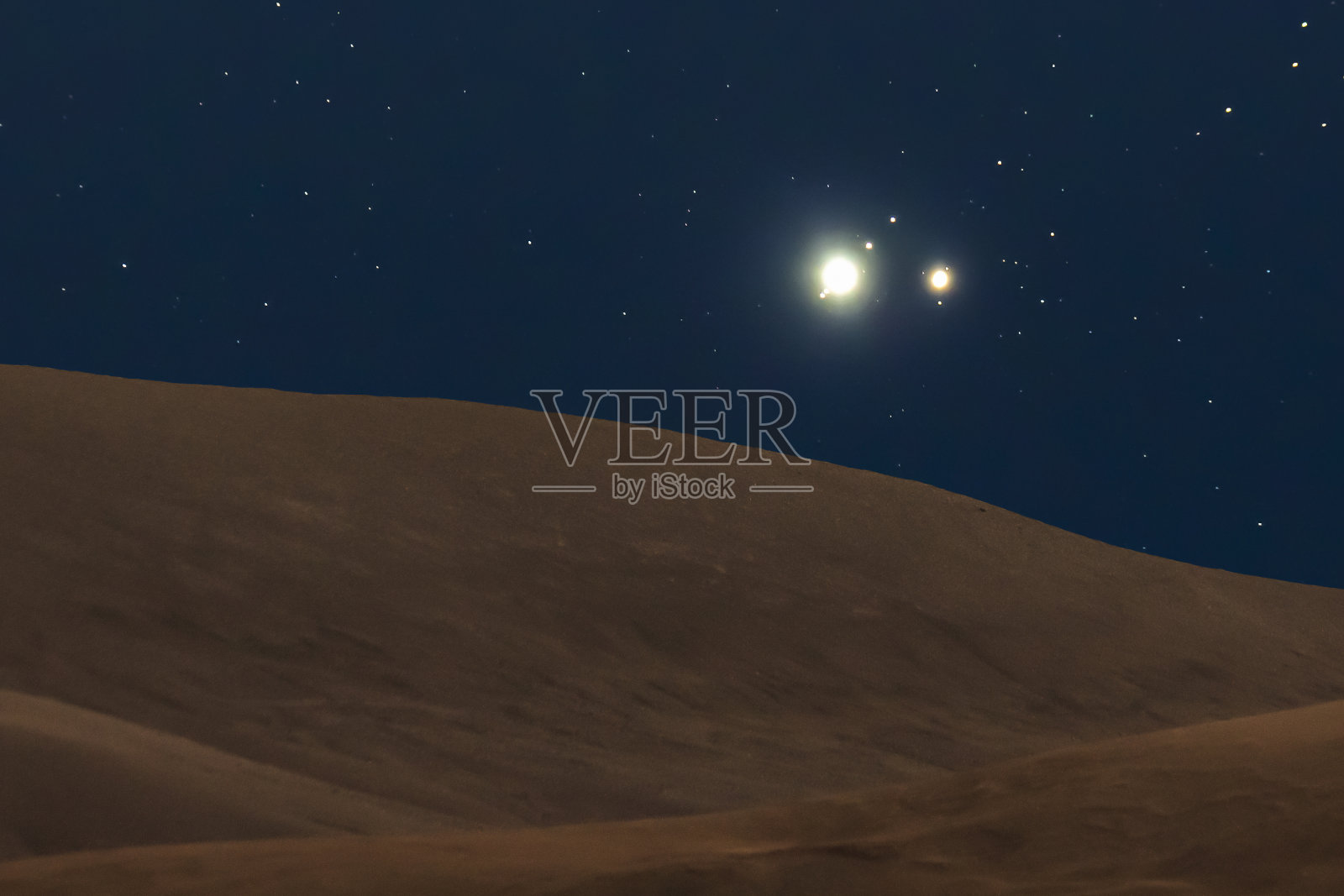 圣诞之星在阿塔卡马沙漠的夜空中移动,就像三王在2020年前看到的那样。木星和土星行星之间的大合的一个令人惊叹的时间流逝的视图在一个令人敬畏的风景照片摄影图片