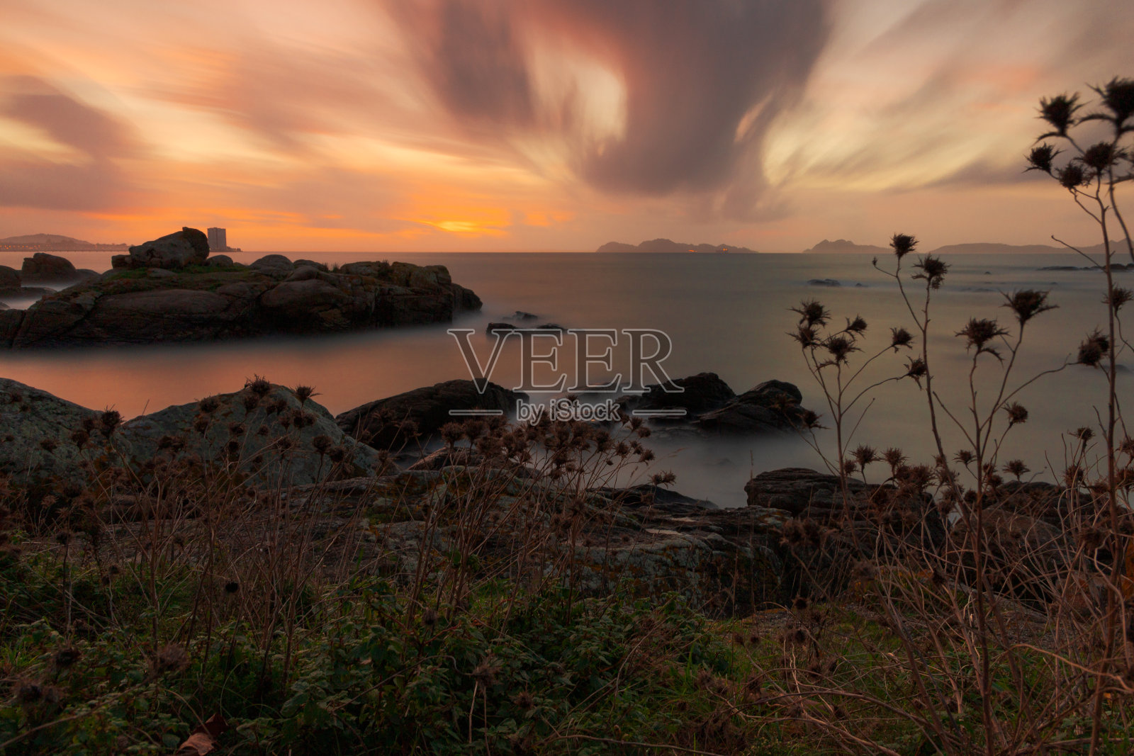 日落的海岸与云彩照片摄影图片