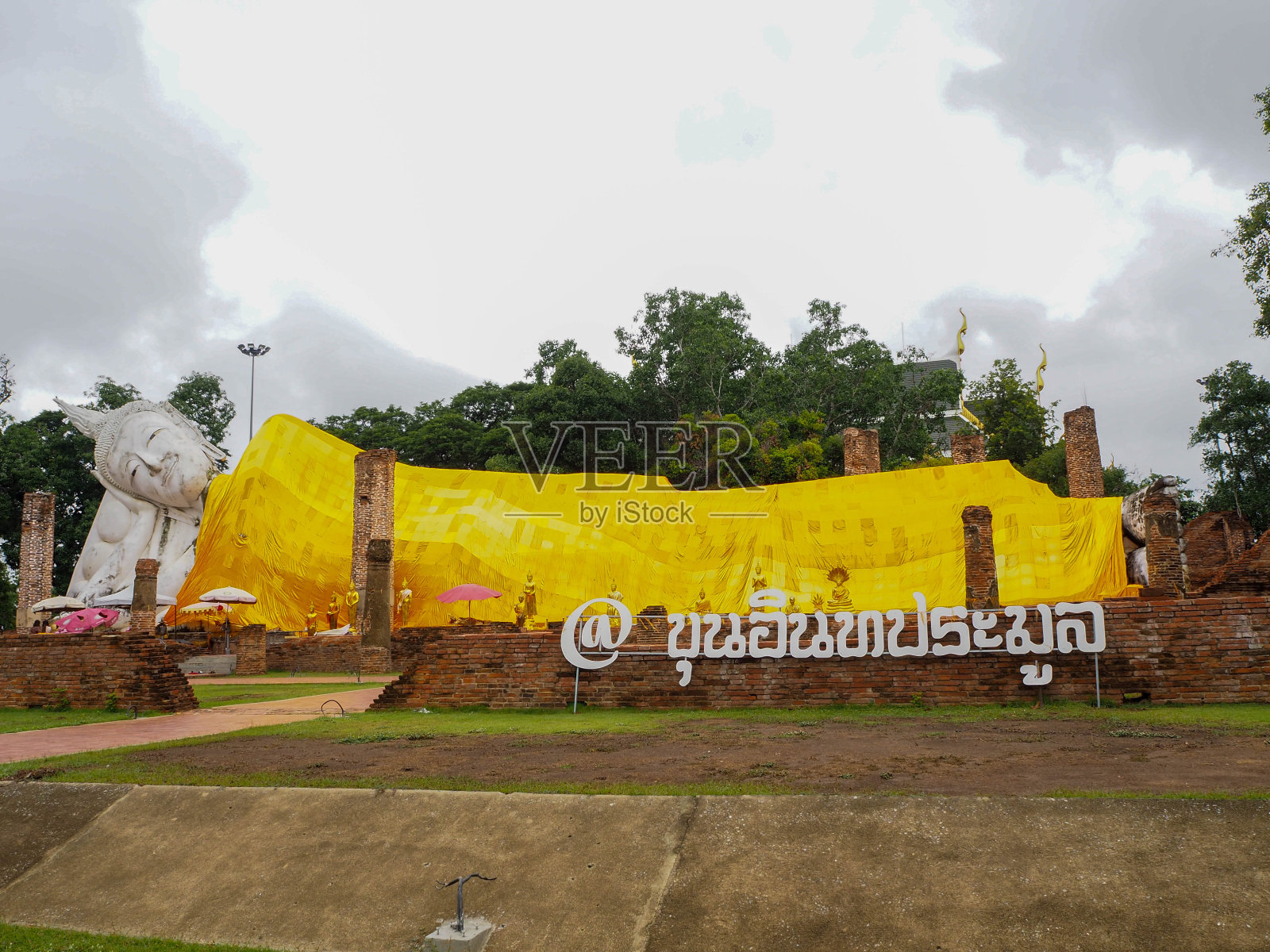 泰国因他普拉汶寺素可泰时代(公元前19-20年)大卧佛考古遗址照片摄影图片