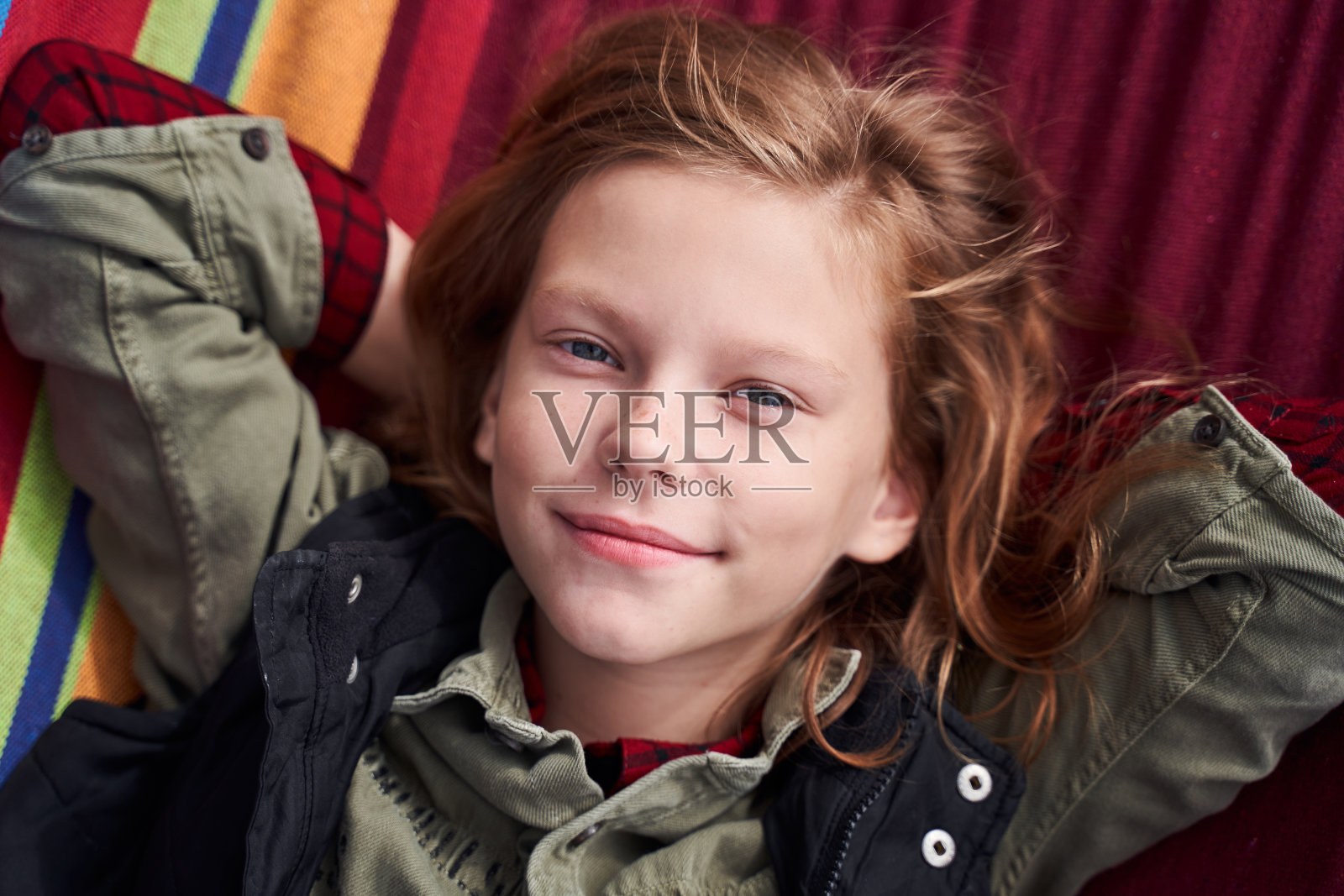 一个躺在吊床上的女孩的肖像照片摄影图片