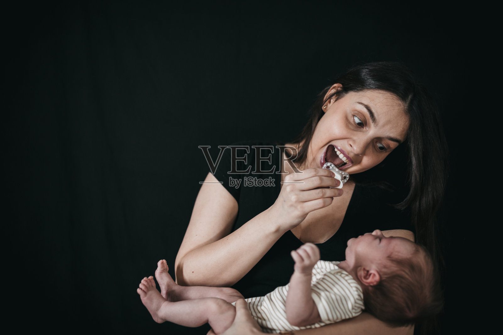 新生儿睡觉照片摄影图片