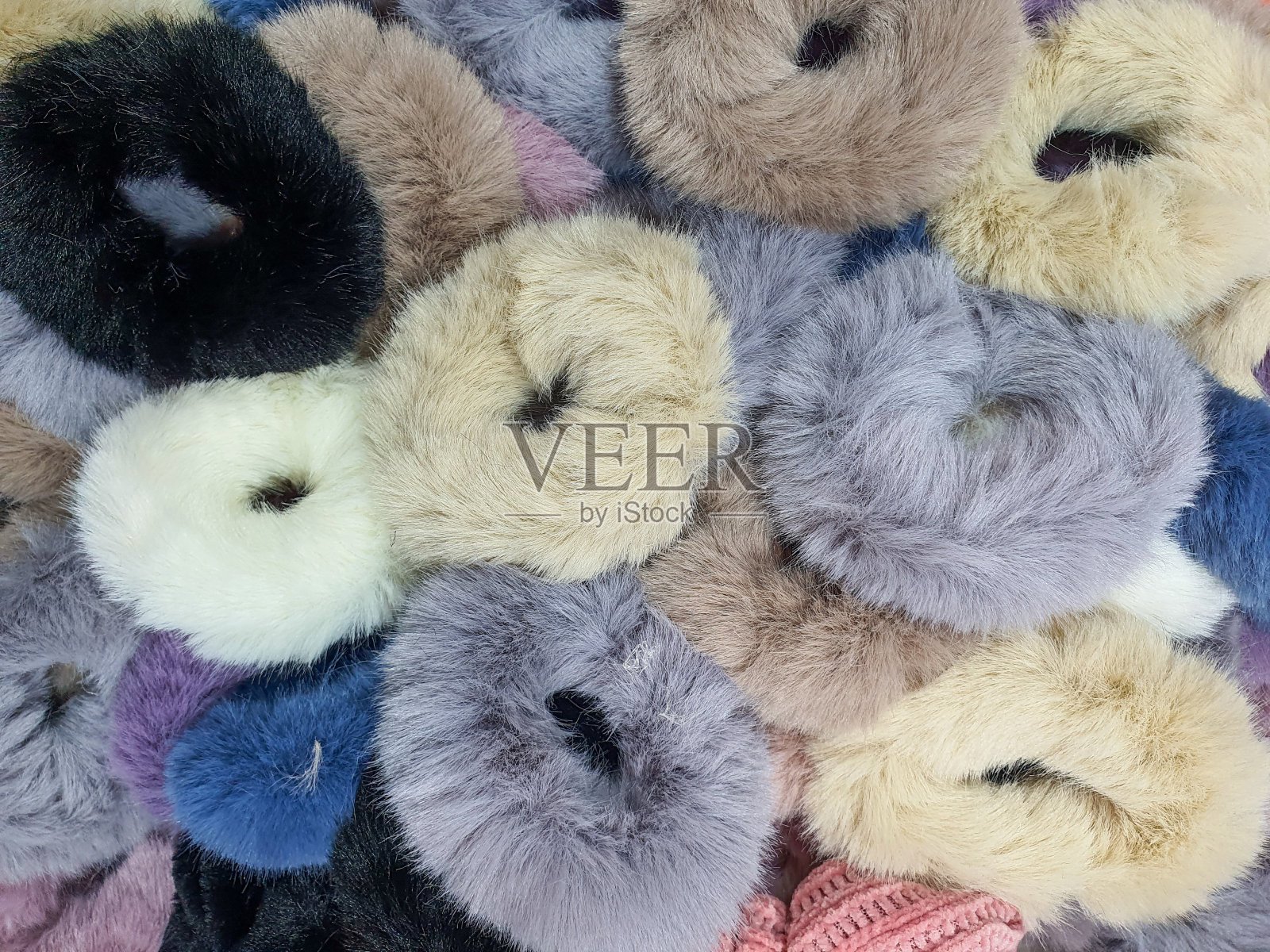 彩色弹性环。女孩松紧带。头发随便潦草了事。scrunchie(发圈)是一种包有纤维的橡皮筋,用来固定长发。照片摄影图片