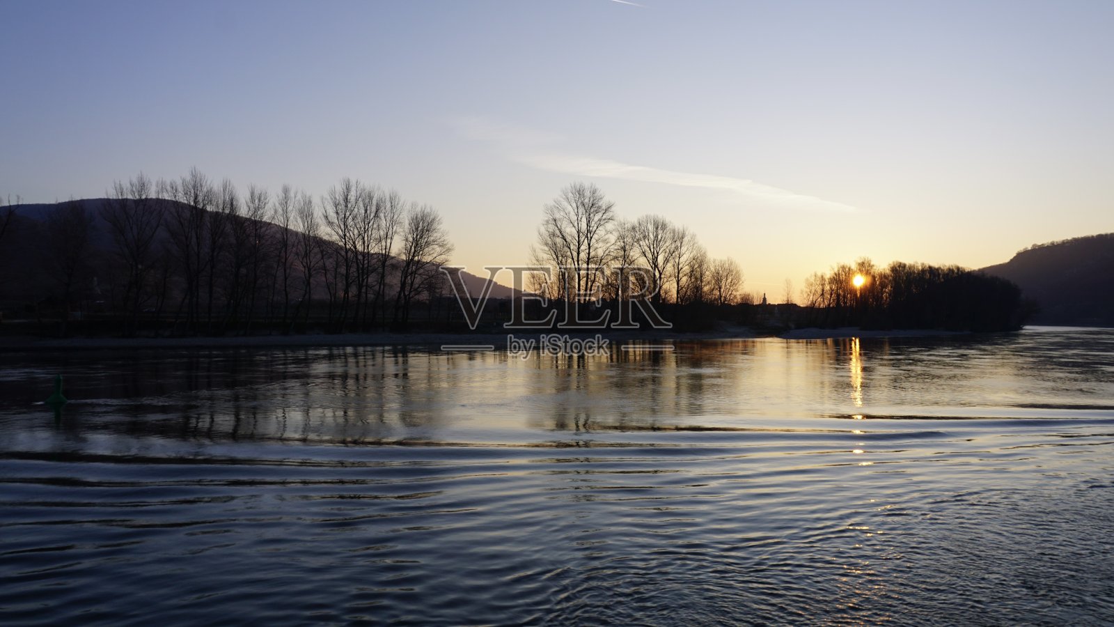 斯特恩河游船在清晨日出时从船尾可以看到多瑙河和克雷姆斯河照片摄影图片