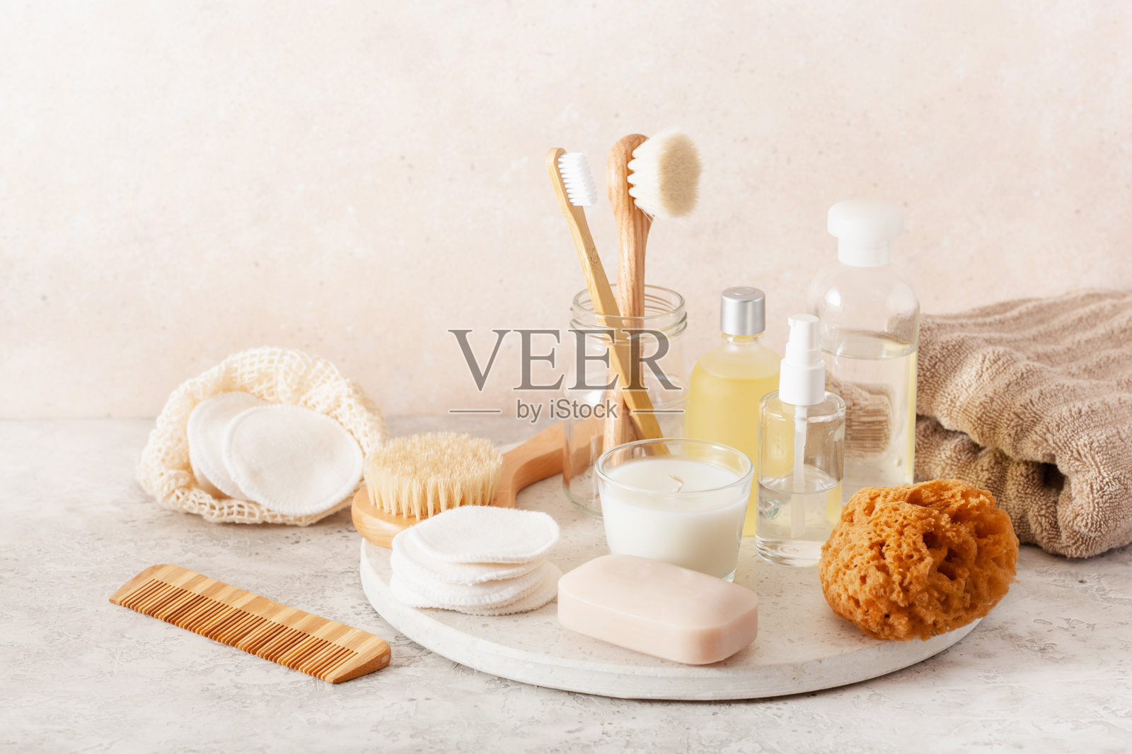 零废物环保卫生浴室概念。木制牙刷、肥皂、化妆刷照片摄影图片