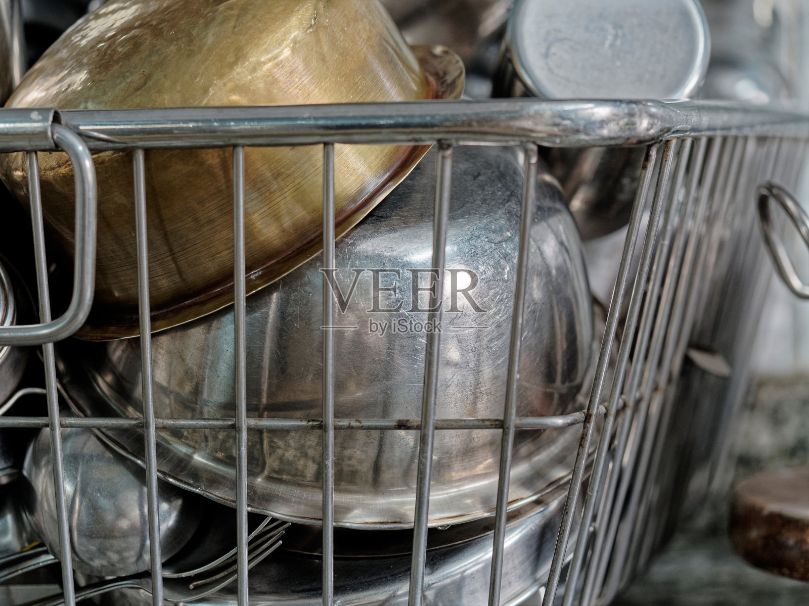 清洗餐具和容器洗碗机中的餐具。打扫房间照片摄影图片