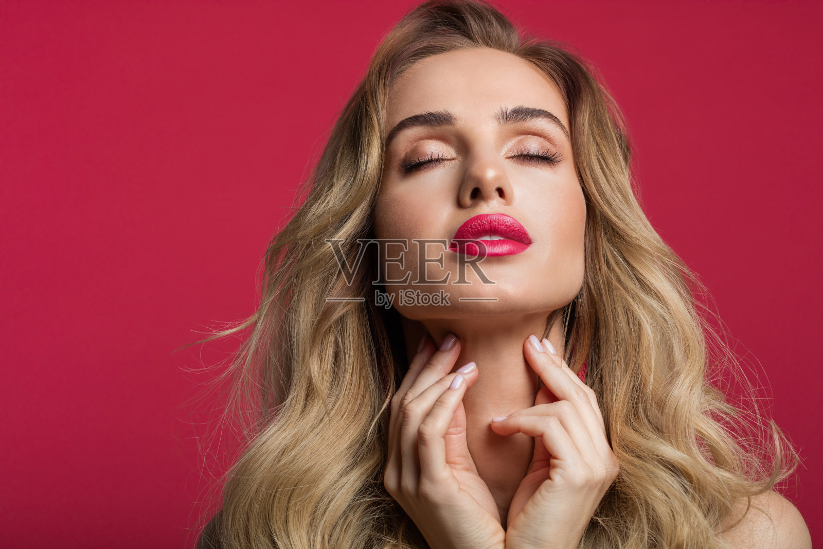 红色背景上性感女人的肖像照片摄影图片