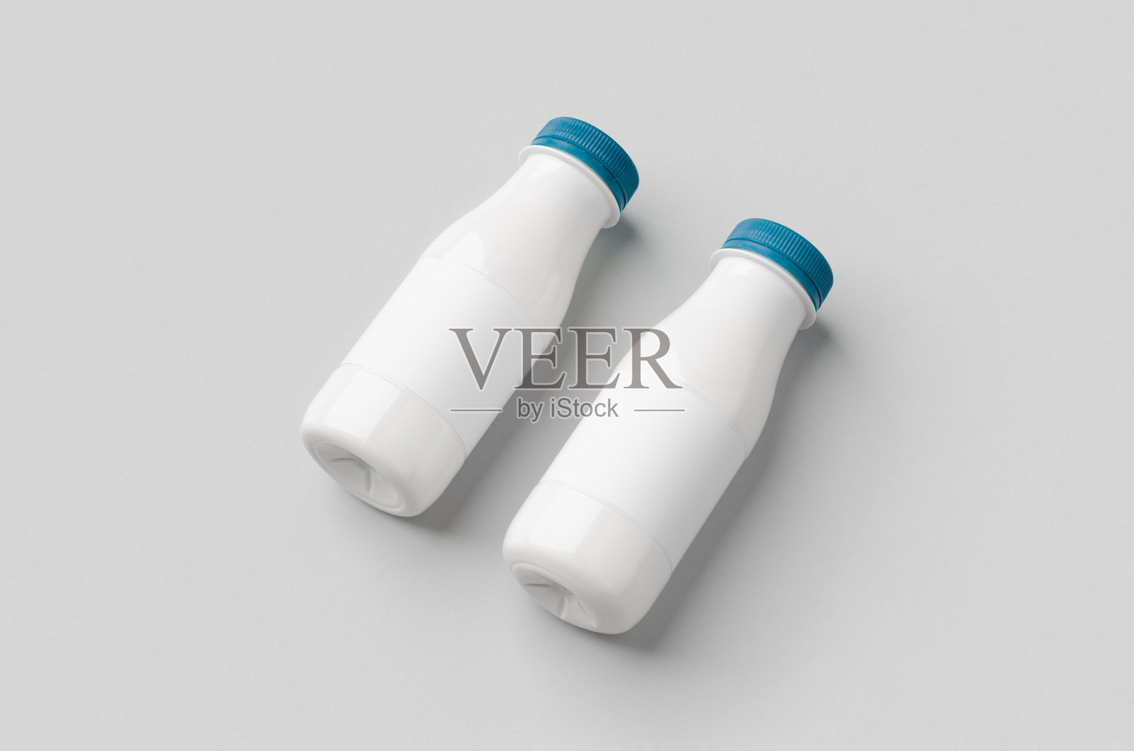 白色塑料酸奶或牛奶瓶模型与空白标签。照片摄影图片