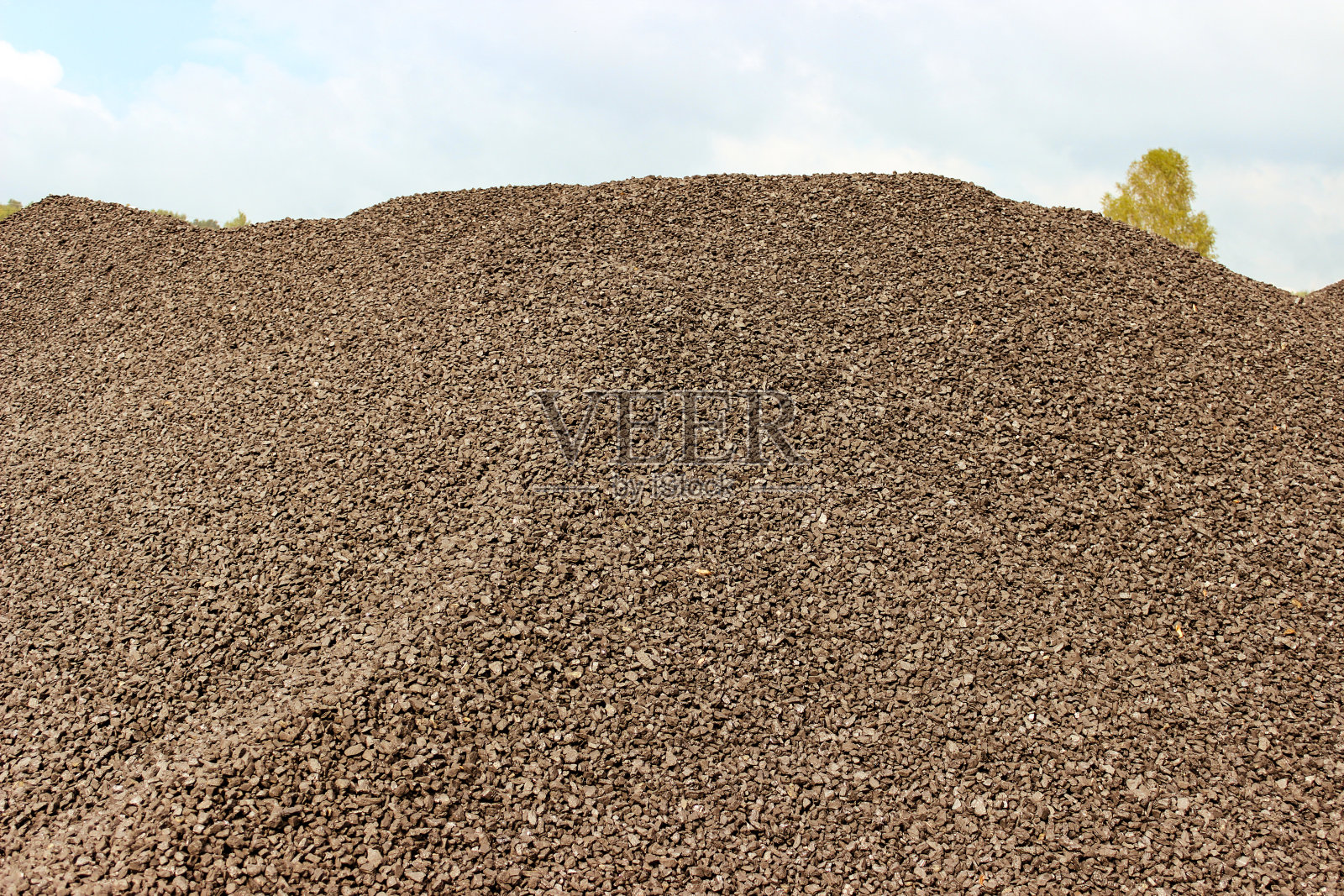 用于取暖的优质木炭被堆成一大堆照片摄影图片