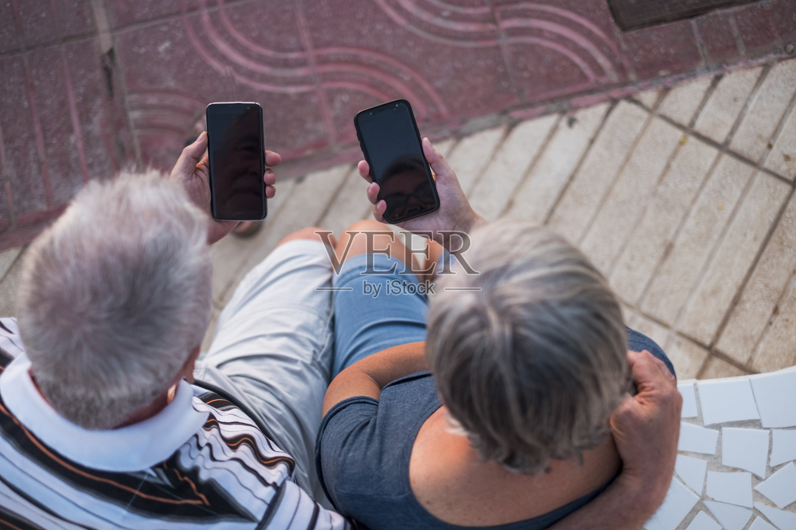 一对老年人在海滩上拍照-女人戴眼镜和退休的男人-在海滩上自拍-有乐趣和享受-白种人照片摄影图片