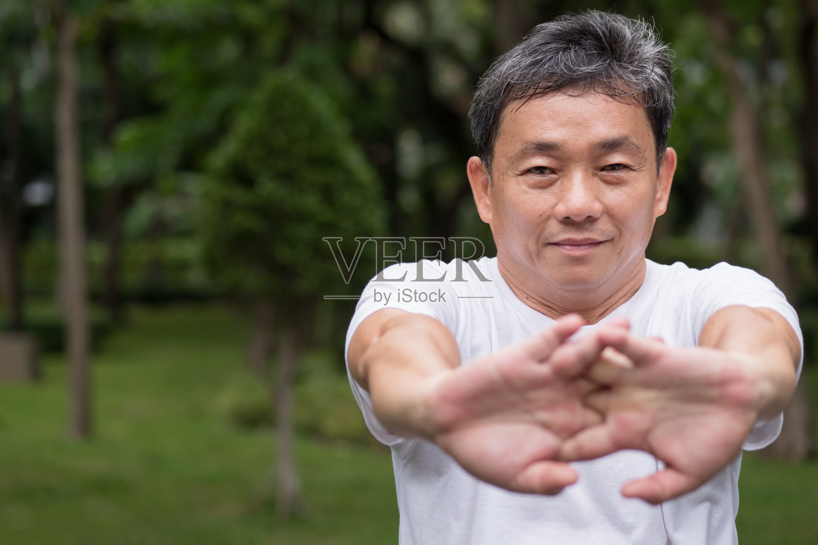 肌肉伸展热身男人,中老年人照片摄影图片