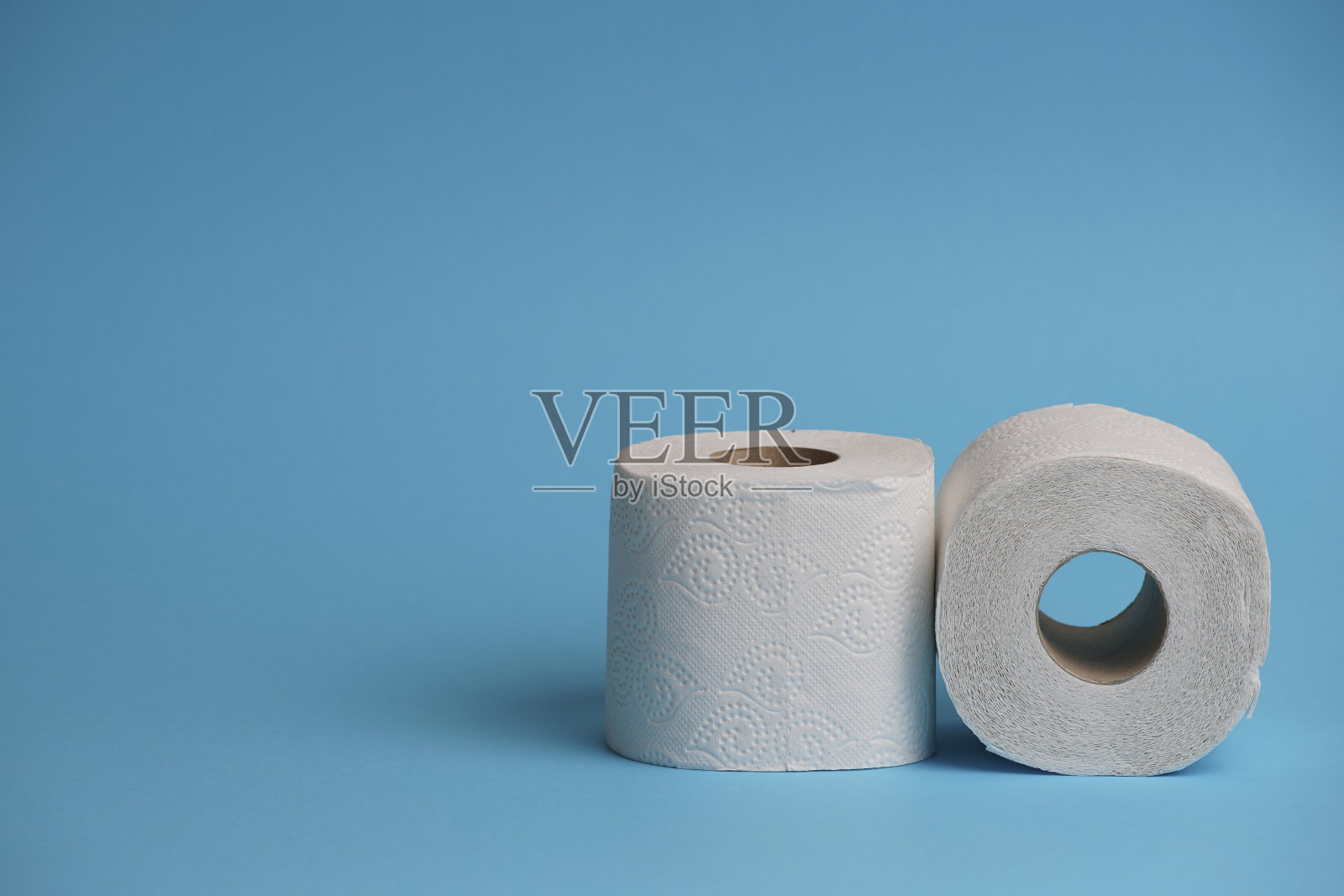 柔软卫生的白色卫生纸,黑蓝色底色。照片摄影图片