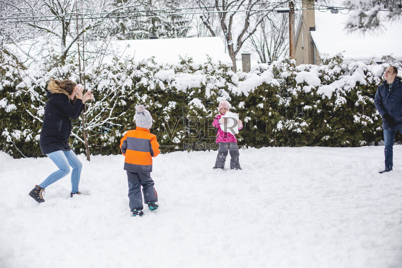 一家人在雪中玩耍照片摄影图片