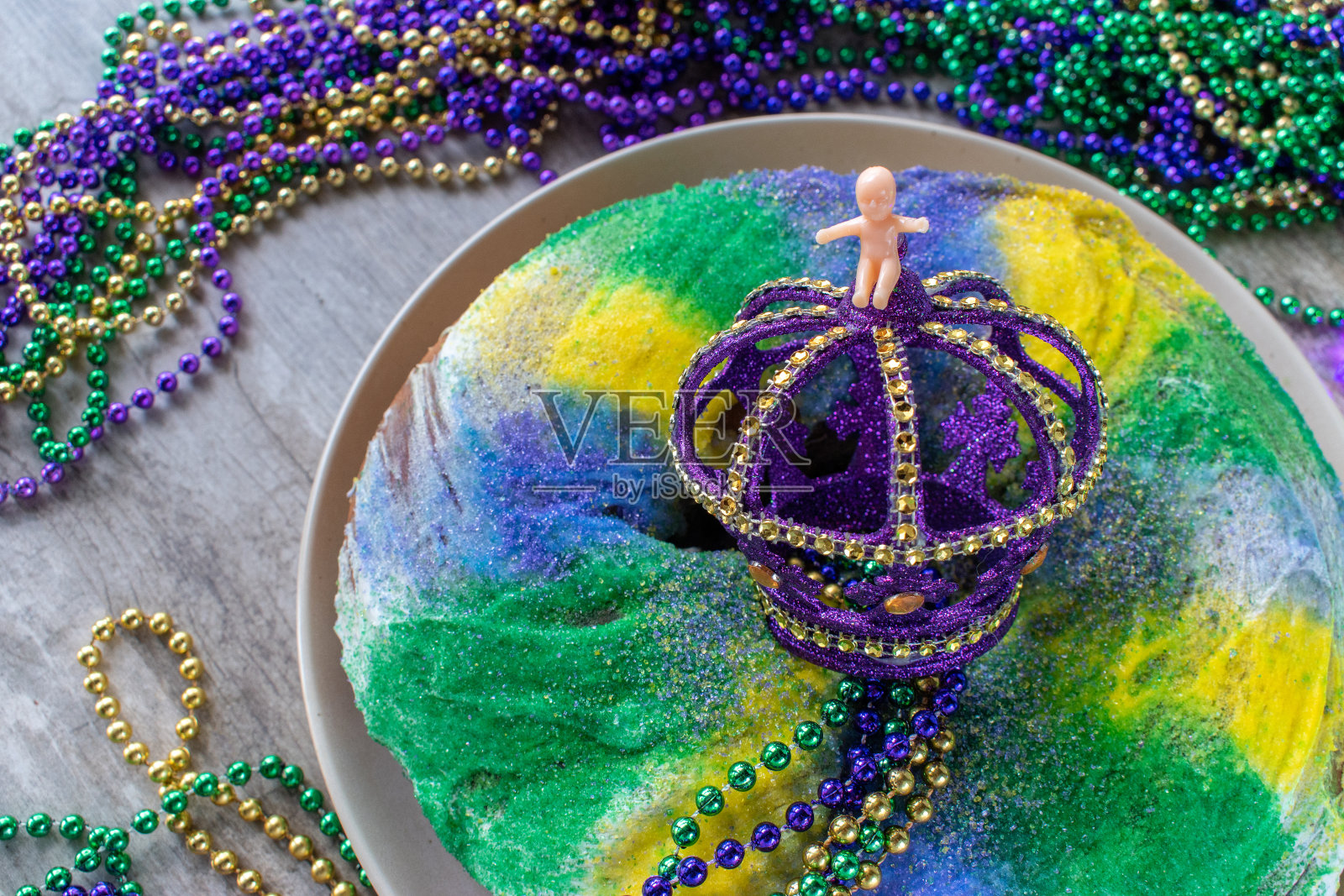 简单的狂欢节蛋糕,宝宝被五颜六色的珠子包围着照片摄影图片