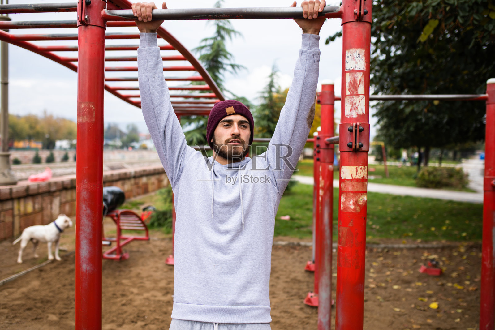 一个健壮的年轻人在街头健身公园里照片摄影图片