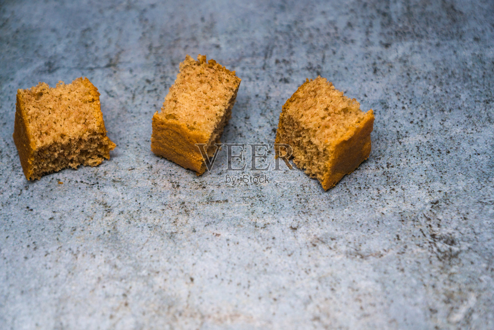 用全麦面粉烘焙的蛋糕照片摄影图片