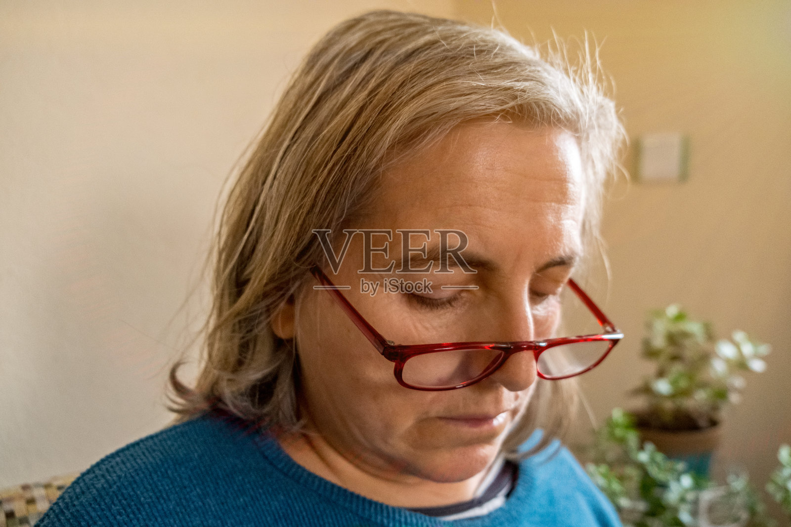 年长的女人正在研究医学处方照片摄影图片