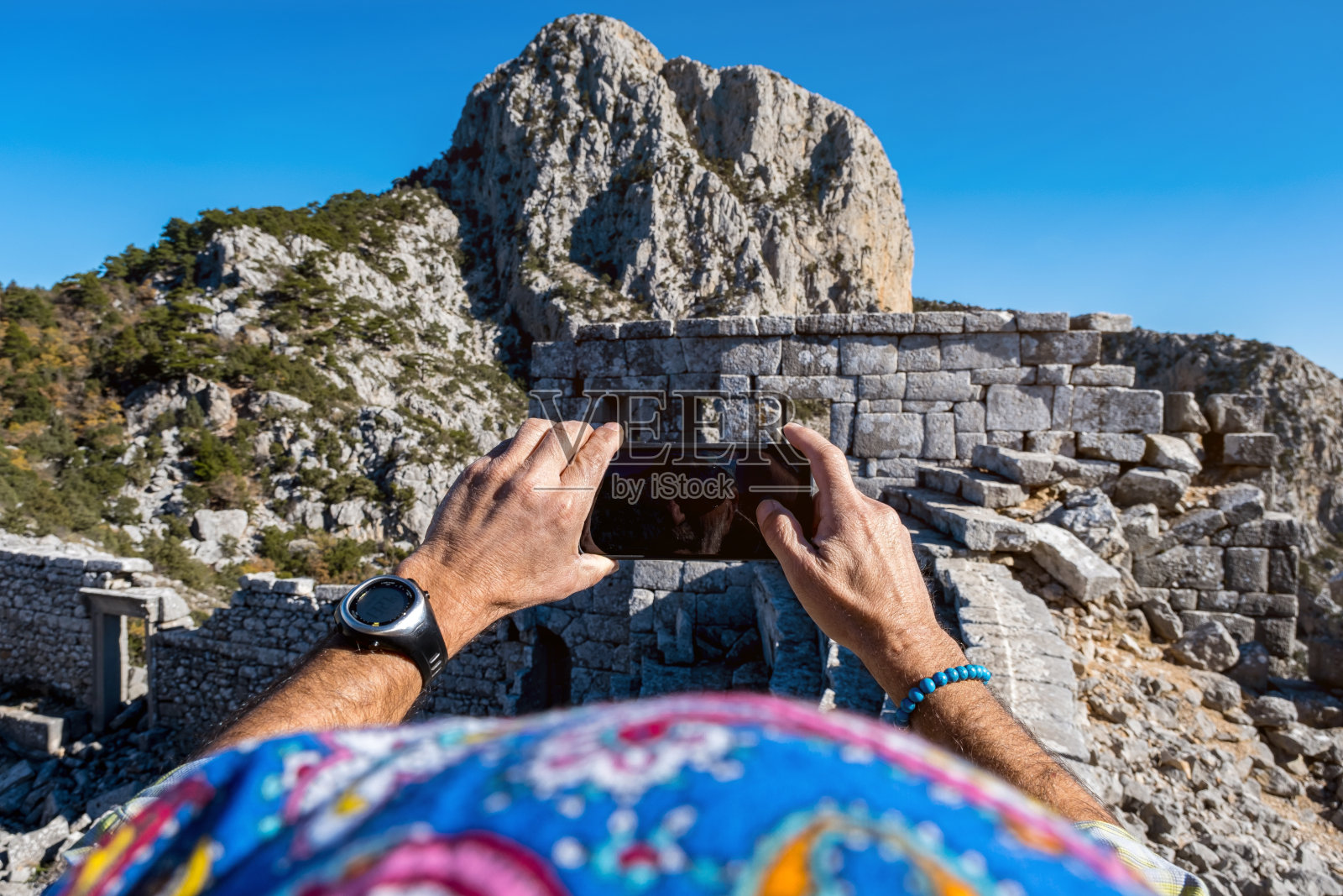 一个用手机在大自然中拍照的人照片摄影图片