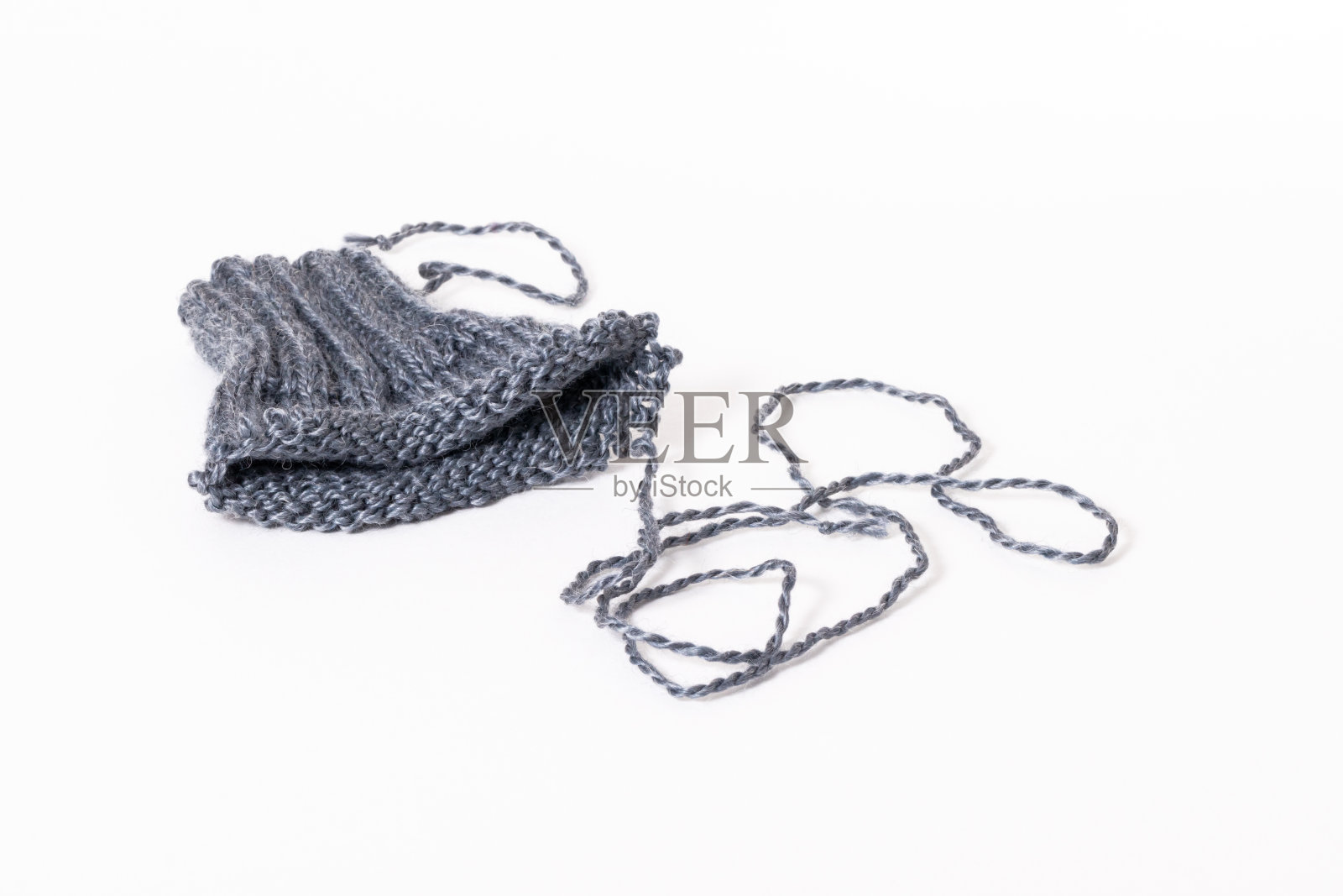 开始编织。松散的连指手套孤立在白色背景上照片摄影图片