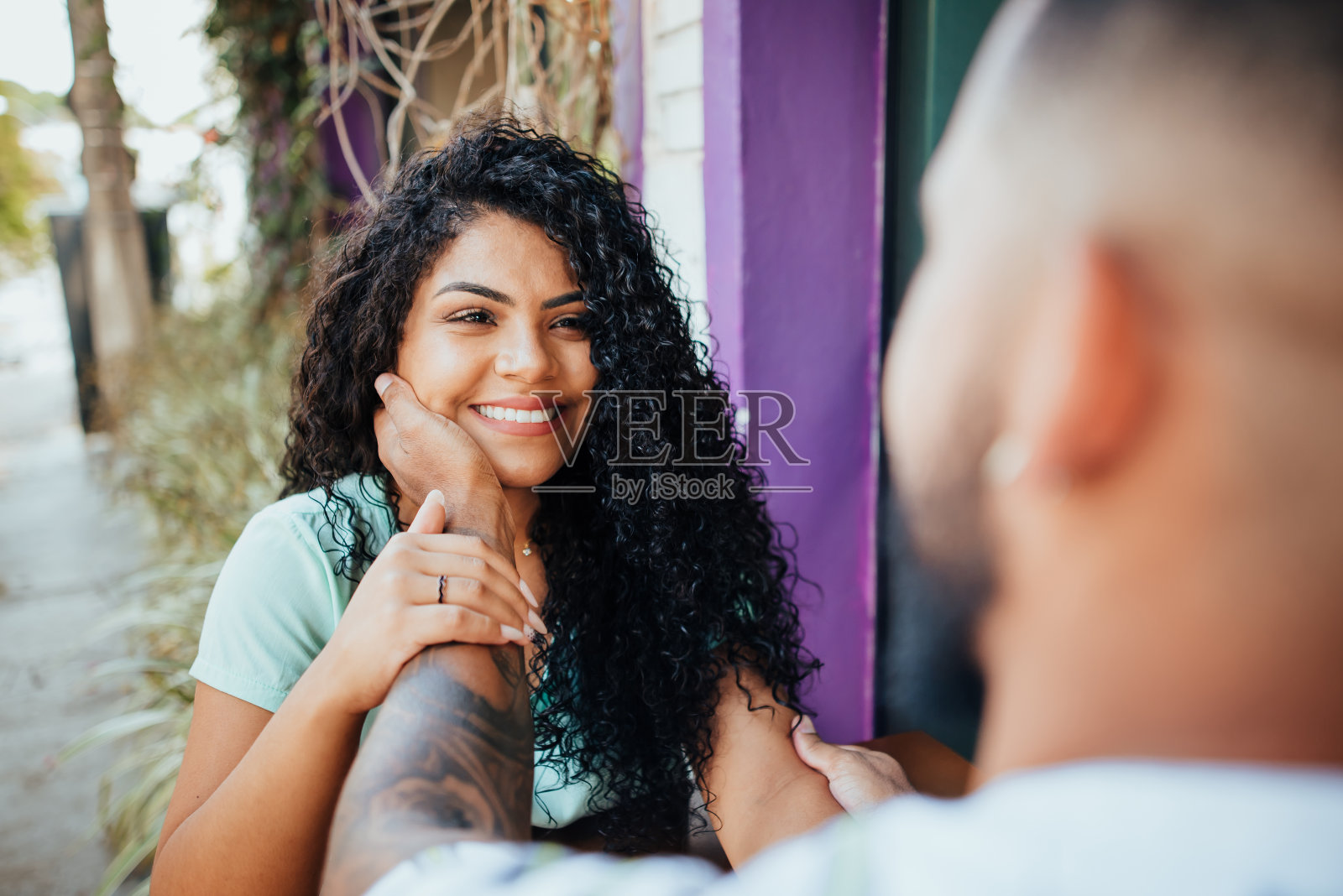 浪漫的夫妇双手相拥照片摄影图片