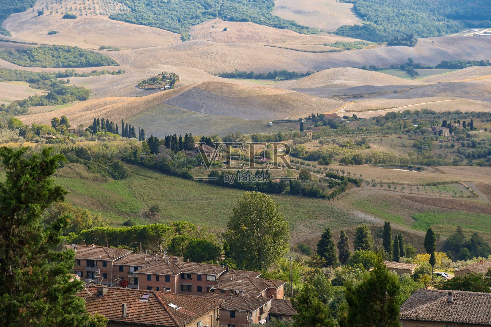 夏季,意大利托斯卡纳的比萨,从山顶小镇沃尔泰拉俯瞰托斯卡纳乡村的塞西纳山谷照片摄影图片