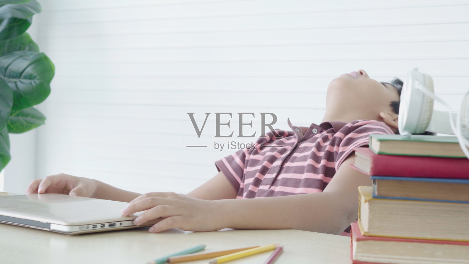 印度男孩。照片摄影图片